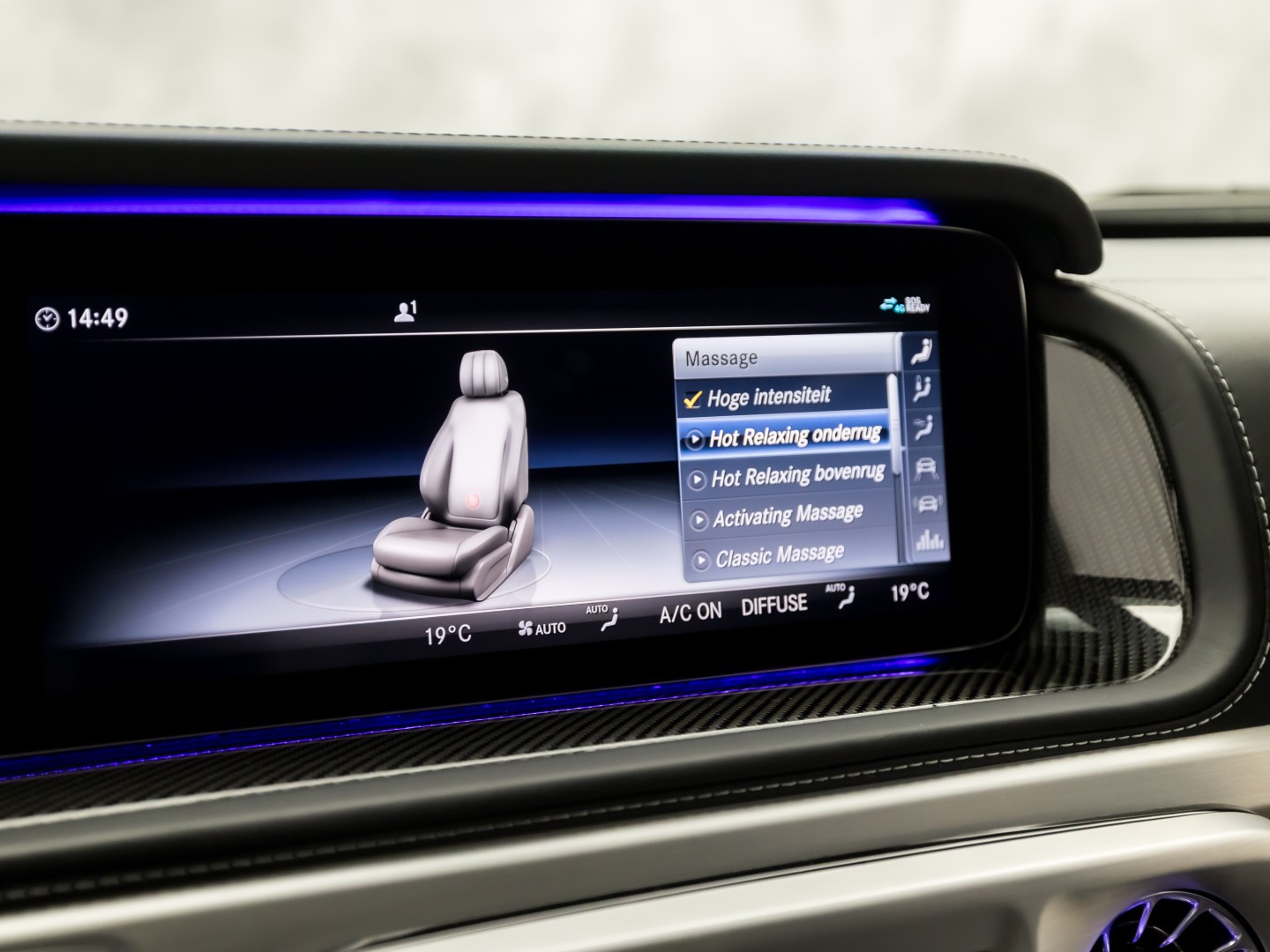 Mercedes-Benz G-Klasse 63 AMG 585Pk (SCHUIFDAK, CARBON PACK, ALCANTARA HEMEL, APPLE CARPLAY, BURMESTER, MASSAGE, STOELKOELING/VERWARMING, ADAPTIVE CRUISE, 360 CAMERA, SFEERVERLICHTING, TREKHAAK, NIEUWSTAAT)