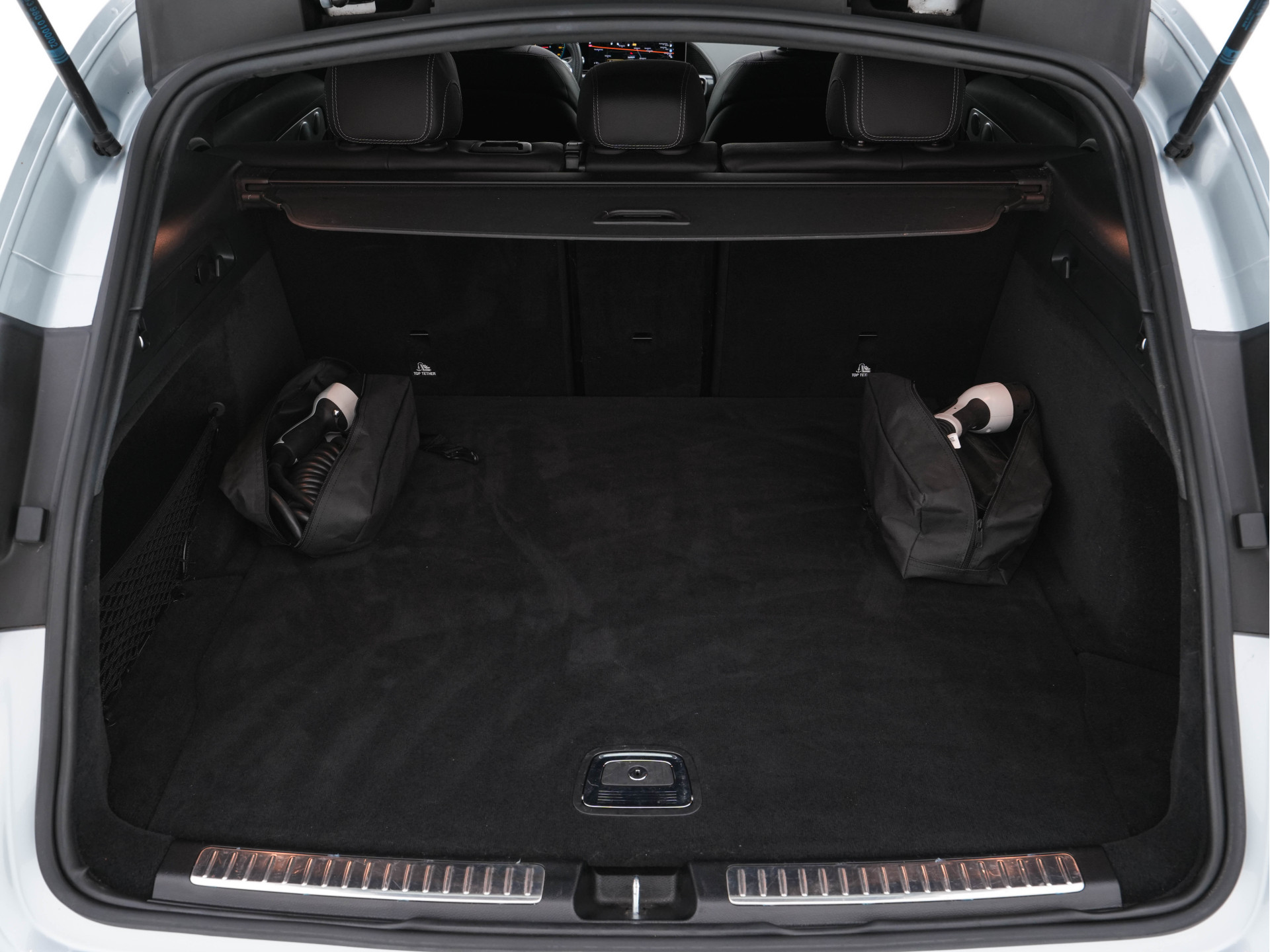 Mercedes-Benz EQC 400 4MATIC AMG-Pack Premium Plus 80 kWh (3-Fase) {SOH-94%} (INCL-BTW) *PANO | WIDESCREEN | HEAD-UP | DISTRONIC | MULTI-BEAM | BURMESTER-AUDIO | MEMORY-PACK | TOP-VIEW | KEYLESS | LEATHER | SPORT-SEATS | DAB+ | AMBIENT-LIGHT | 20''