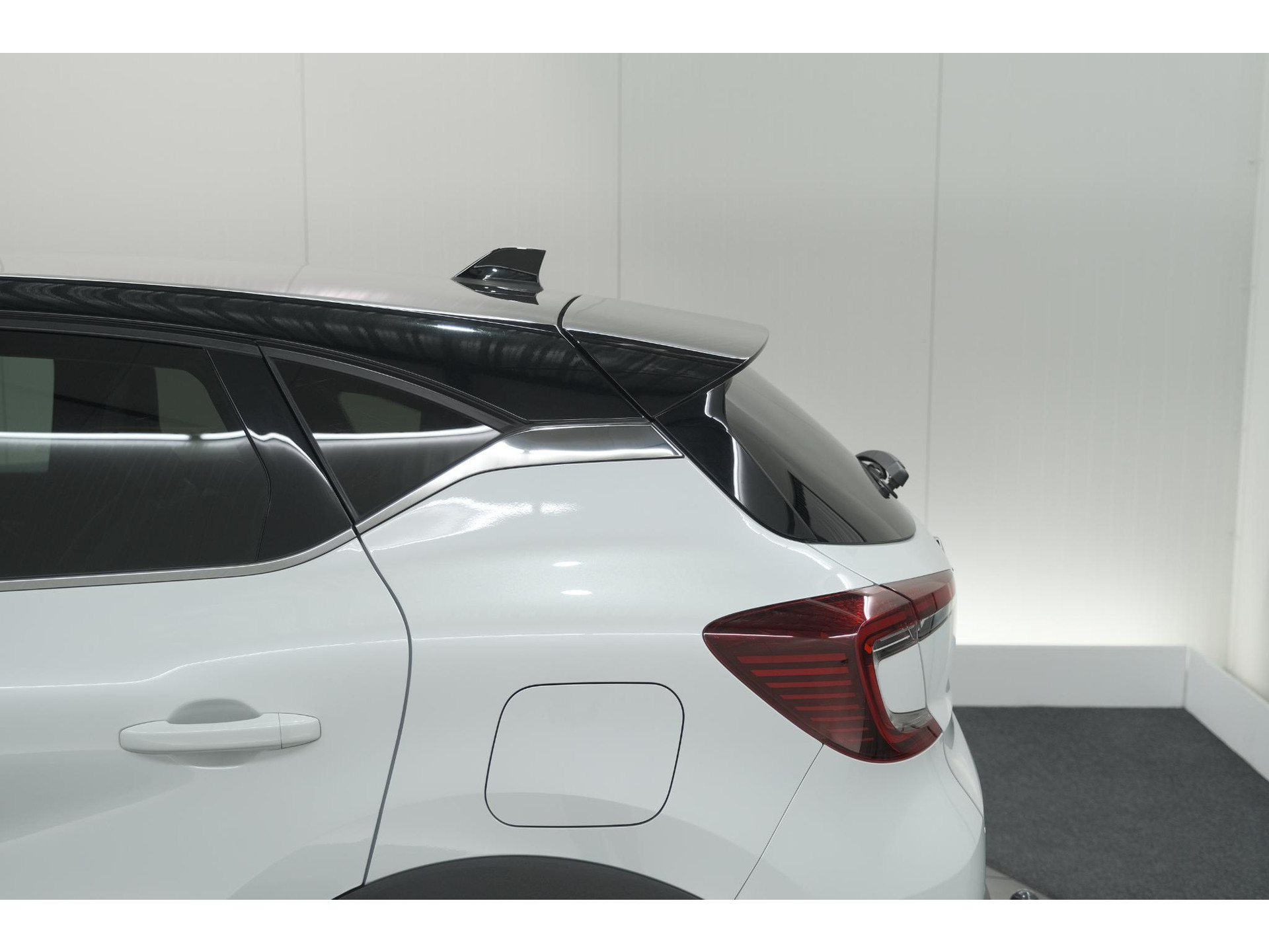 Renault Captur 1.6 E-Tech Plug-in Hybrid 160 Intens | Trekhaak | Camera | Adaptieve Cruise Control | Dodehoekdetectie