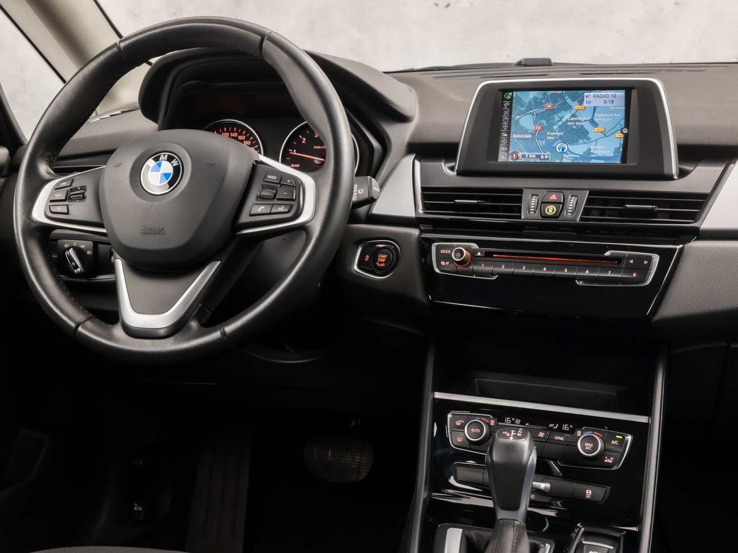 BMW 2 Serie 220i High Executive 7 Persoons 192Pk Automaat (NAVIGATIE, 4 CILINDER, 1e EIGENAAR, CLIMATE, GETINT GLAS, PARKEERSENSOREN, SPORTSTOELEN, CRUISE, NIEUWE APK, NIEUWSTAAT)