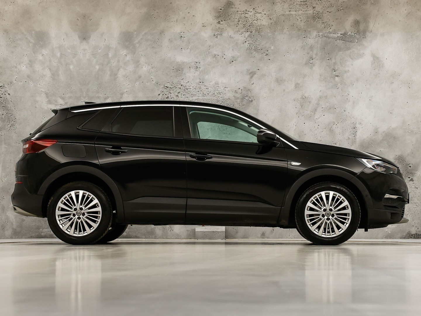 Opel Grandland X 1.2 Turbo Innovation (APPLE CARPLAY, GROOT NAVI, CLIMATE, STUUR/STOELVERWARMING, KEYLESS, CAMERA, SPORTSTOELEN, GETINT GLAS, ELEK ACHTERKLEP, NIEUWE APK, NIEUWSTAAT)