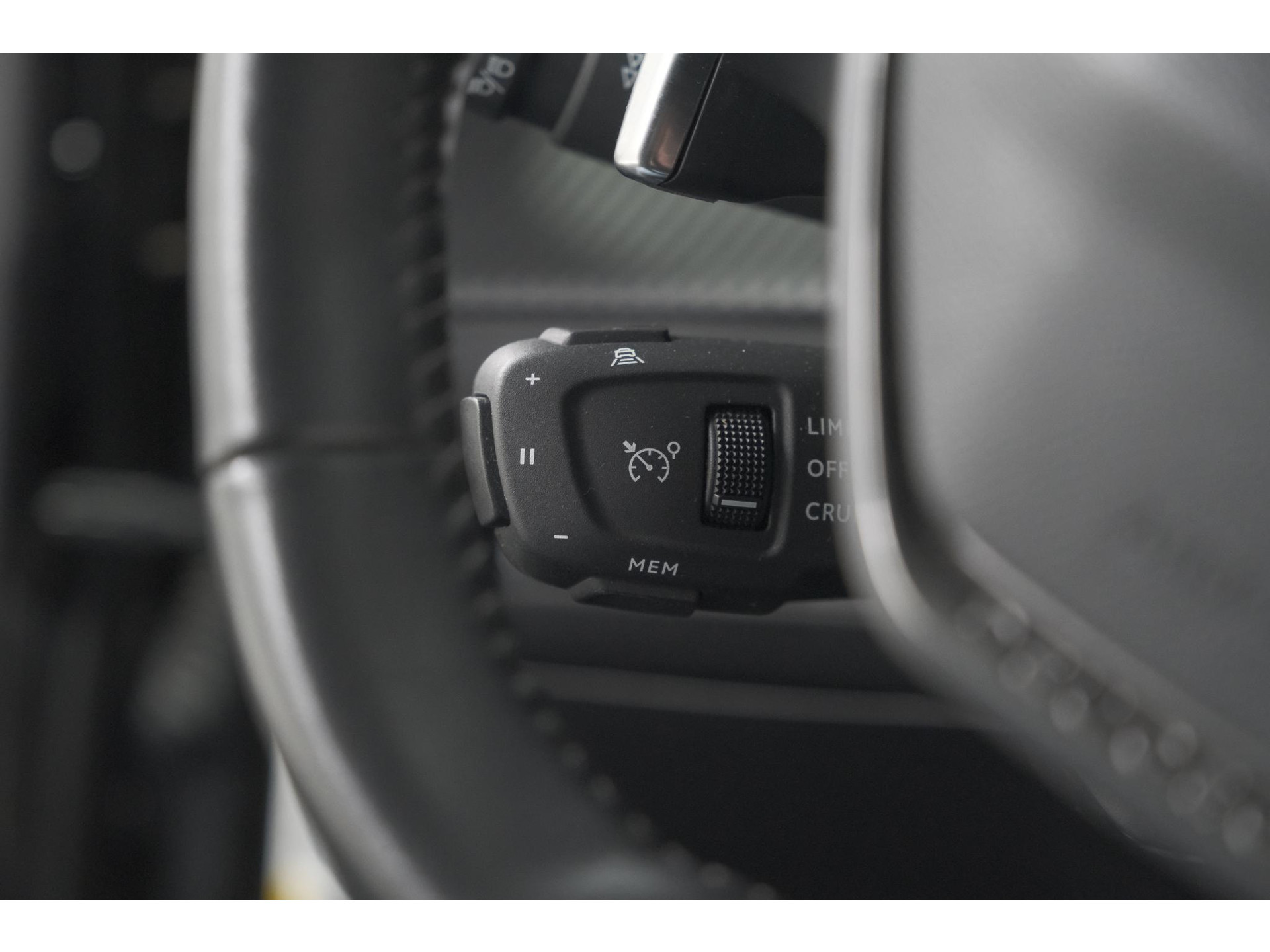 Peugeot 2008 PureTech 130 EAT8 Allure Pack | Stoelverwarming | Adaptieve Cruise Control | Camera