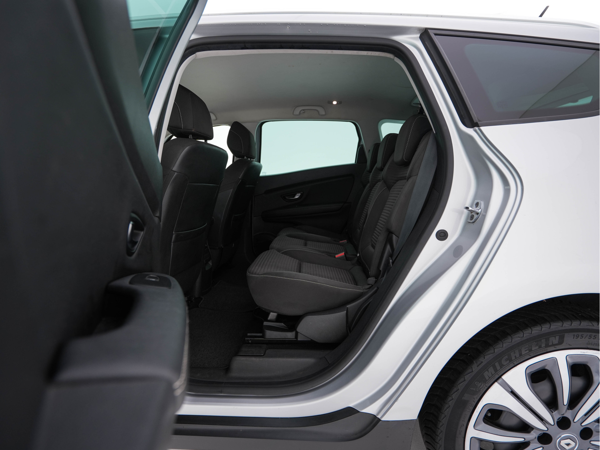 Renault Grand Scénic 1.3 TCe Business Zen [ 7-Pers. ] (INCL-BTW) *NAVI-FULLMAP | COMFORT-SEATS | DIGI-COCKPIT | ECC | PDC | CRUISE | PRIVACY-GLASS | DAB | CARPLAY*