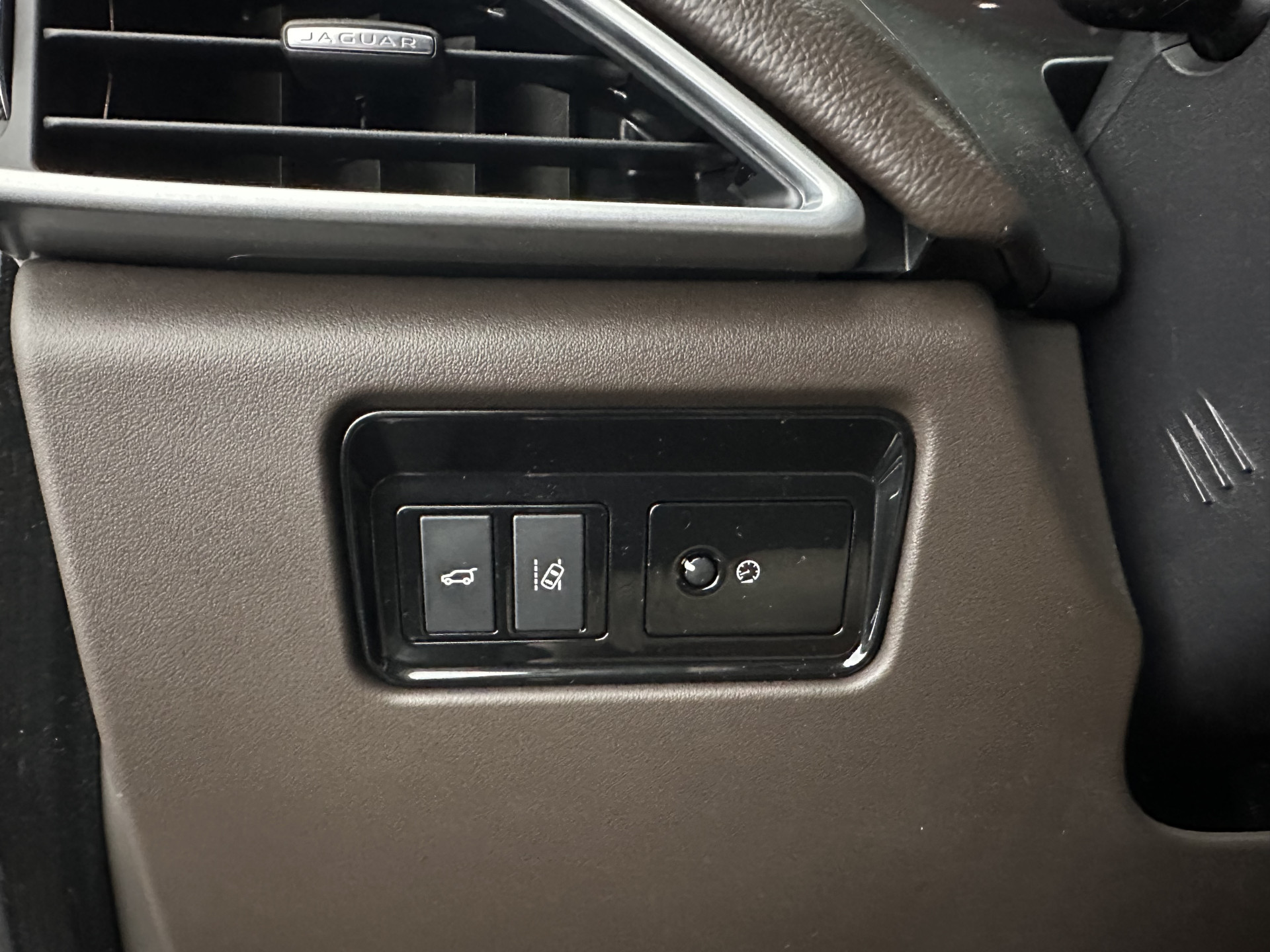 Jaguar F-PACE 2.0 Portfolio AWD 20d Aut. *PANO | DIGI-COCKPIT | XENON | LEATHER | KEYLESS | MERIDIAN-SOUND | NAVI-FULLMAP | ECC | PDC | CRUISE | 19''ALU*