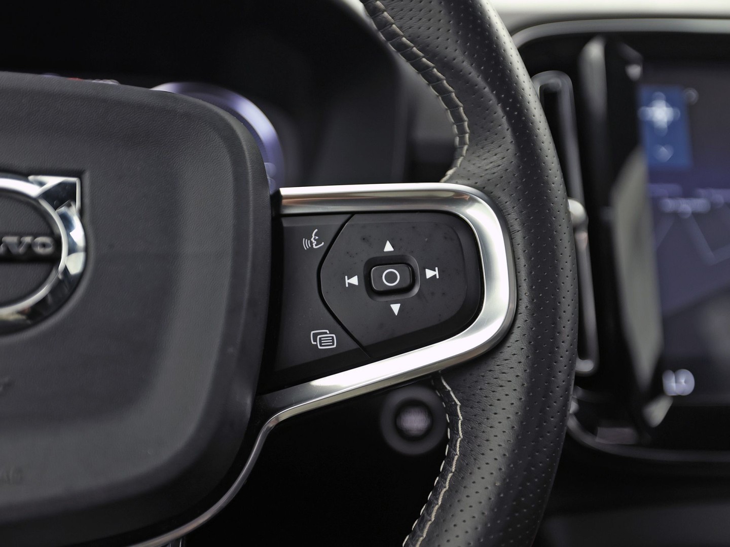 Volvo XC40 1.5 T5 Twin Engine R-Design 252Pk Automaat (PANORAMADAK, GROOT NAVI, CAMERA, HARMAN/KARDON, SPORTSTOELEN, LEDER/ALCANTARA, ELEK ACHTERKLEP, NIEUWE APK,  NIEUWSTAAT)