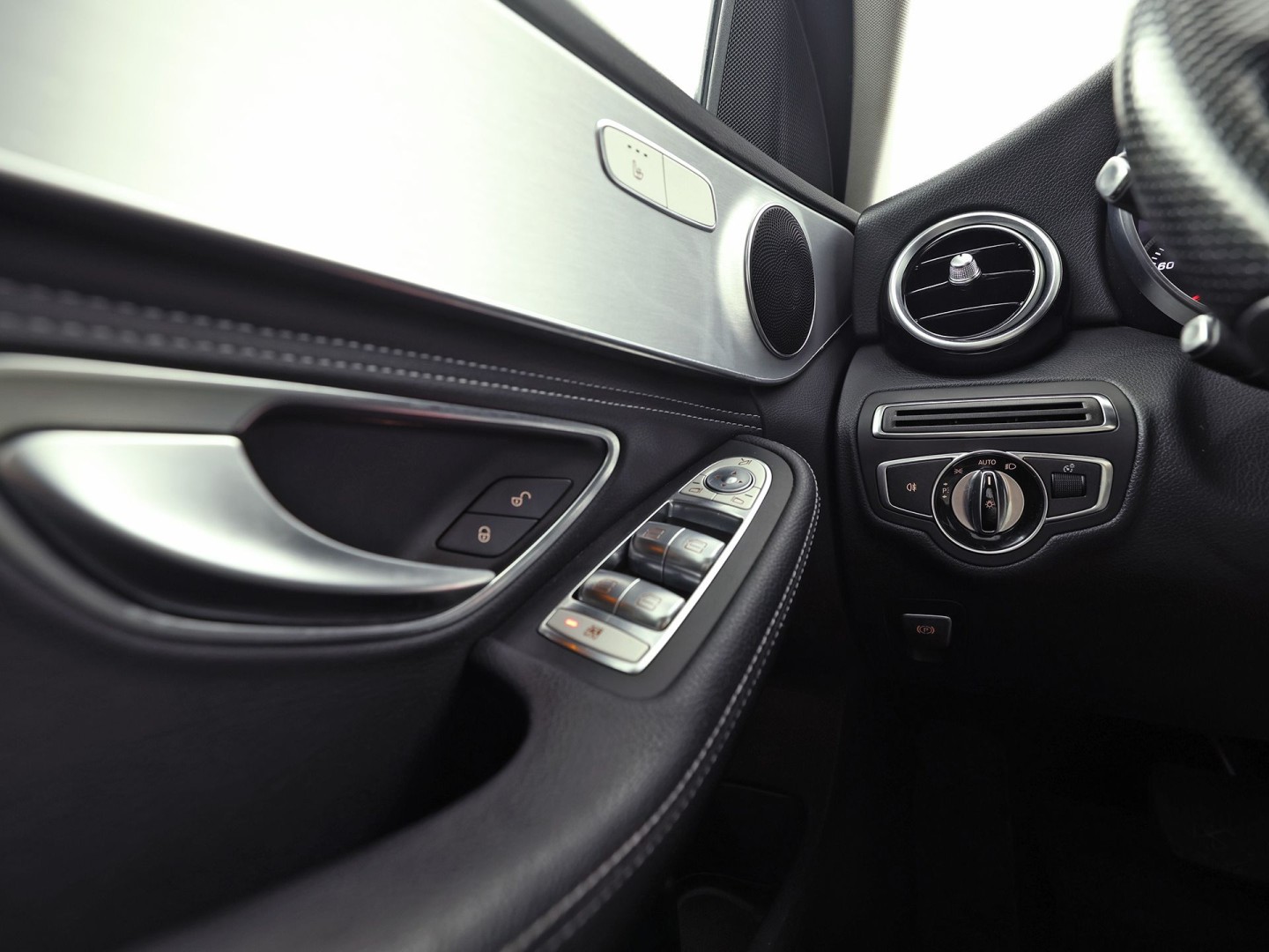 Mercedes-Benz C-Klasse 180 AMG Sport Automaat (GROOT NAVI, LEDER, STOELVERWARMING, GETINT GLAS, SPORTSTOELEN, CRUISE, NIEUWE APK, NIEUWSTAAT)