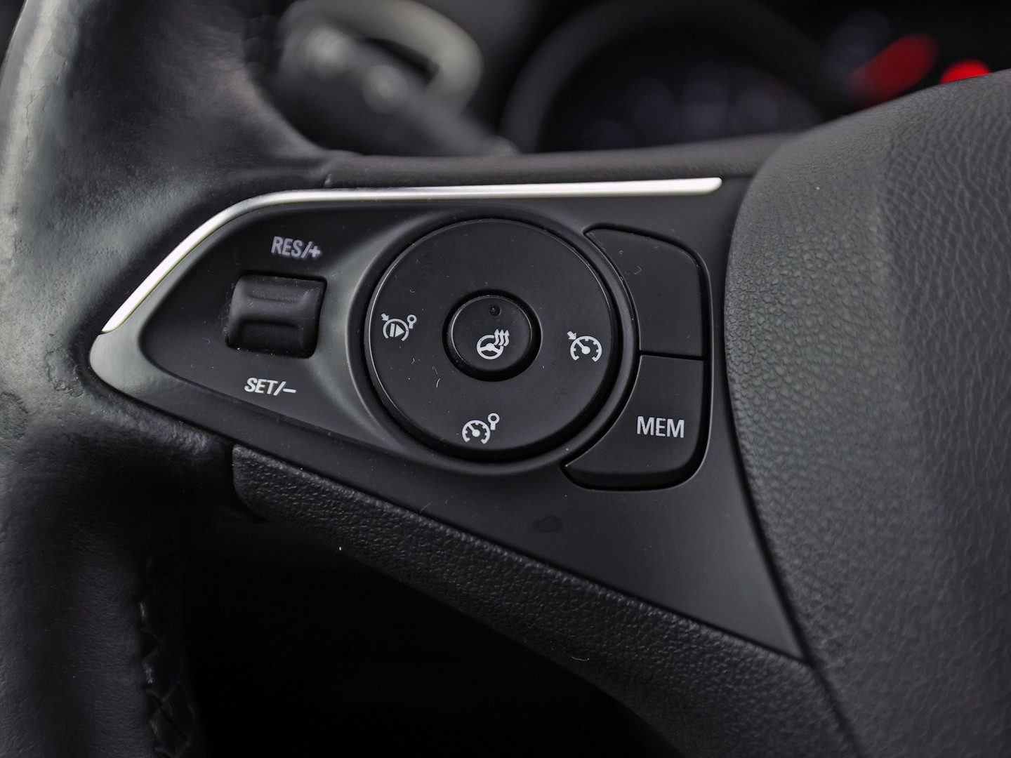 Opel Grandland X 1.2 Turbo Innovation (APPLE CARPLAY, GROOT NAVI, CLIMATE, STUUR/STOELVERWARMING, KEYLESS, CAMERA, SPORTSTOELEN, GETINT GLAS, ELEK ACHTERKLEP, NIEUWE APK, NIEUWSTAAT)