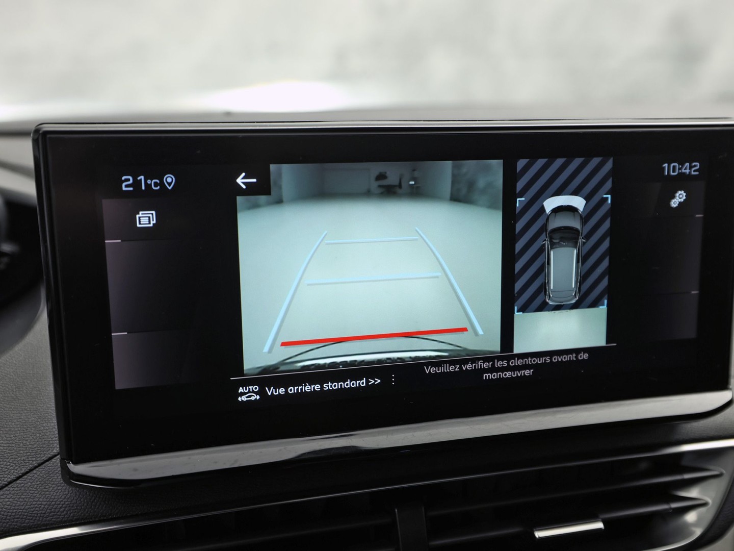 Peugeot 3008 1.2 PureTech GT Line (PANORAMADAK, APPLE CARPLAY, GROOT NAVI, LEDER, STOELVERWARMING, SPORTSTOELEN, GETINT GLAS, KEYLESS, NIEUWSTAAT)