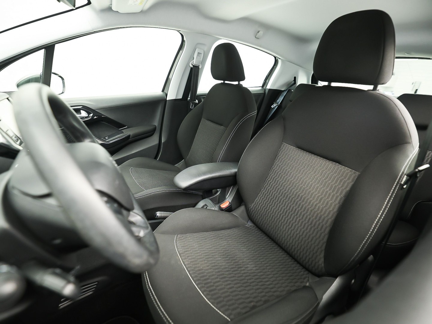 Peugeot 208 1.2 PureTech Sport (NAVIGATIE, CRUISE, BLUETOOTH, SPORTSTOELEN, ELEK PAKKET, NIEUWSTAAT)