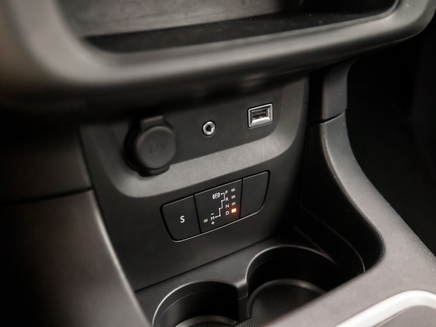 Citroën C3 1.2 PureTech S&S Sport Automaat (APPLE CARPLAY, GROOT NAVI, CAMERA, SPORTSTOELEN, PARKEERSENSOREN, LM VELGEN, CRUISE, NIEUWSTAAT)