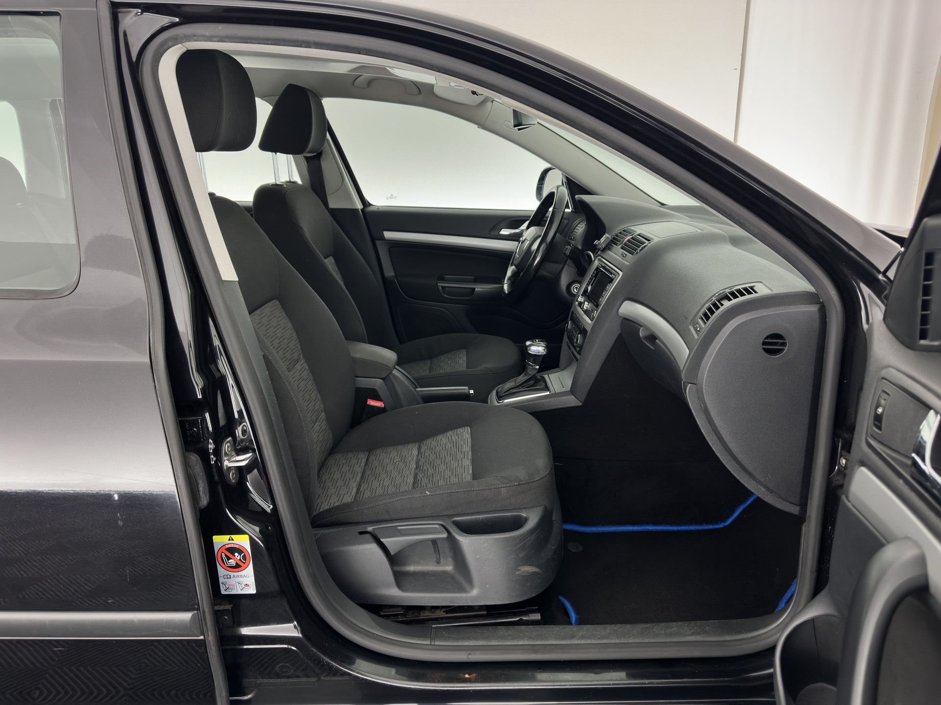 ŠKODA Octavia Combi 1.6 TDI Ambition Business Line Aut. *NAVI-FULLMAP | AIRCO | CRUISE | AMUNDSEN-AUDIO | PDC | COMFORT-SEATS | TOWBAR | 15''ALU*