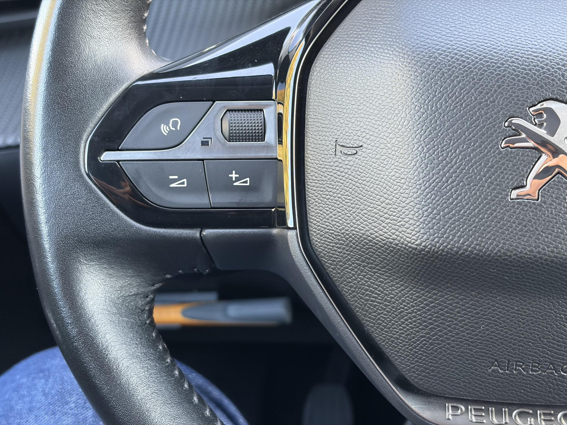 Peugeot 208 1.2 PureTech Allure ✓D-riem vv in 10-2025✓1e Eigenaar✓360° Camera✓Carplay✓Navi✓101pk✓LED✓Clima✓Cruise✓6 Bak✓Pdc✓Lm velgen✓Halfleder✓Recent beurt gehad✓N.A.P✓Apk tot 08-2028