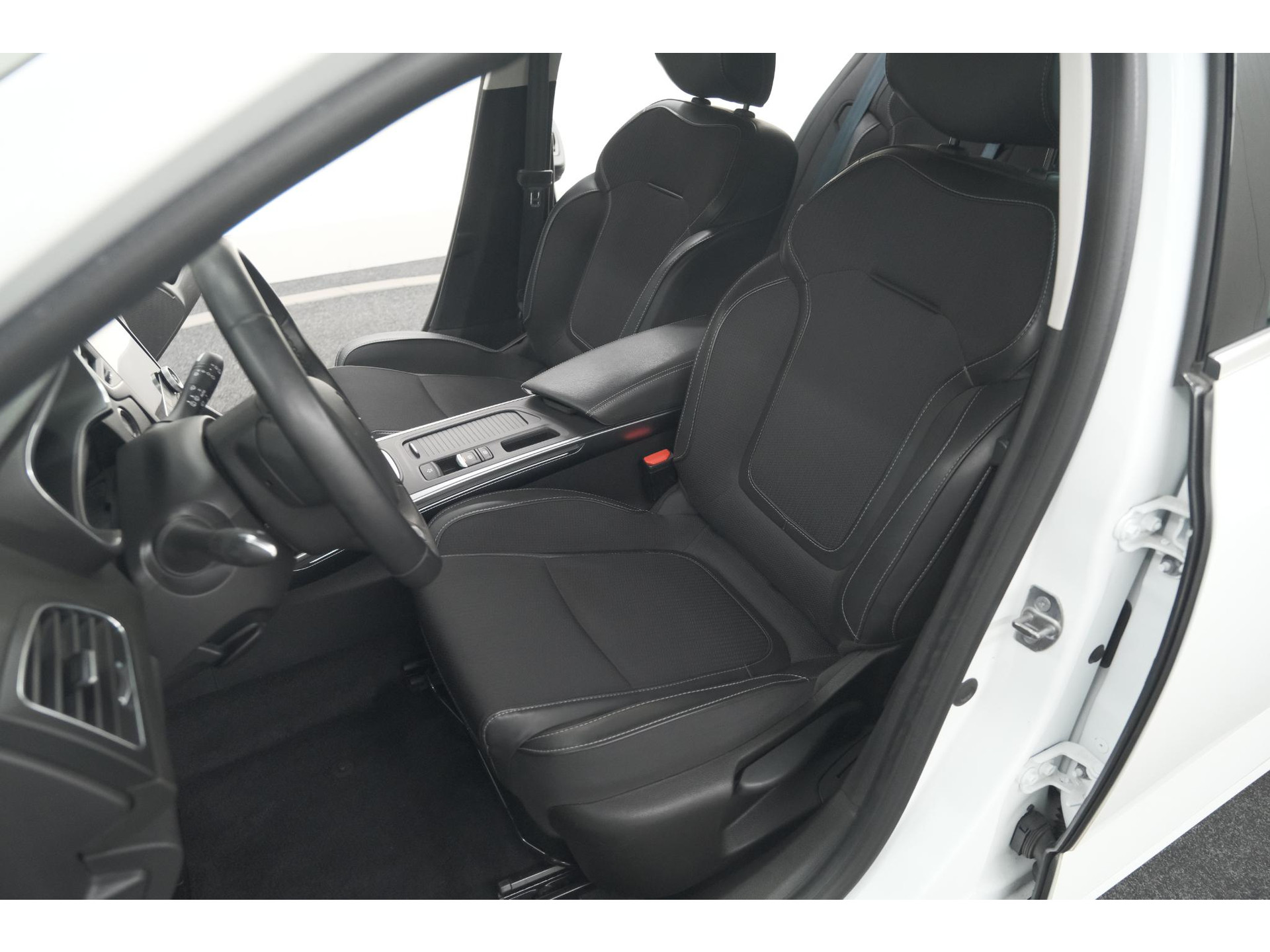 Renault Mégane Estate TCe 140 EDC Techno | Trekhaak | Camera | Navigatie | 9.3 Inch Groot Scherm