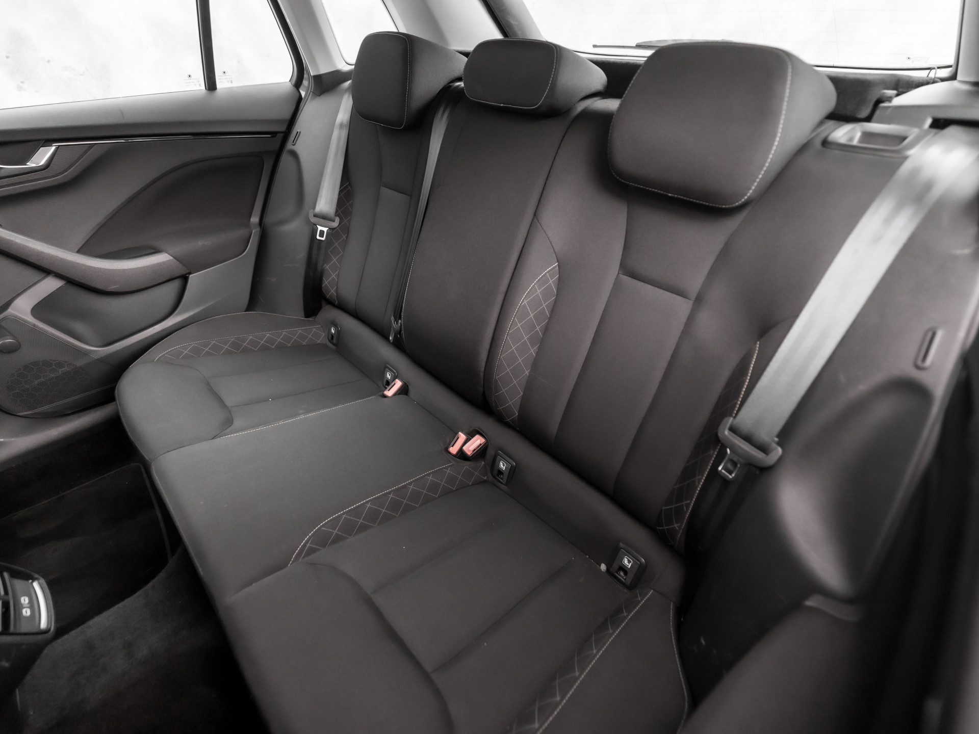 Škoda Kamiq 1.0 TSI Sport (VIRTUAL COCKPIT, APPLE CARPLAY, GROOT NAVI, TREKHAAK, PARKEERSENSOREN, SPORTSTOELEN, GETINT GLAS, CRUISE, NIEUWE APK, NIEUWSTAAT)