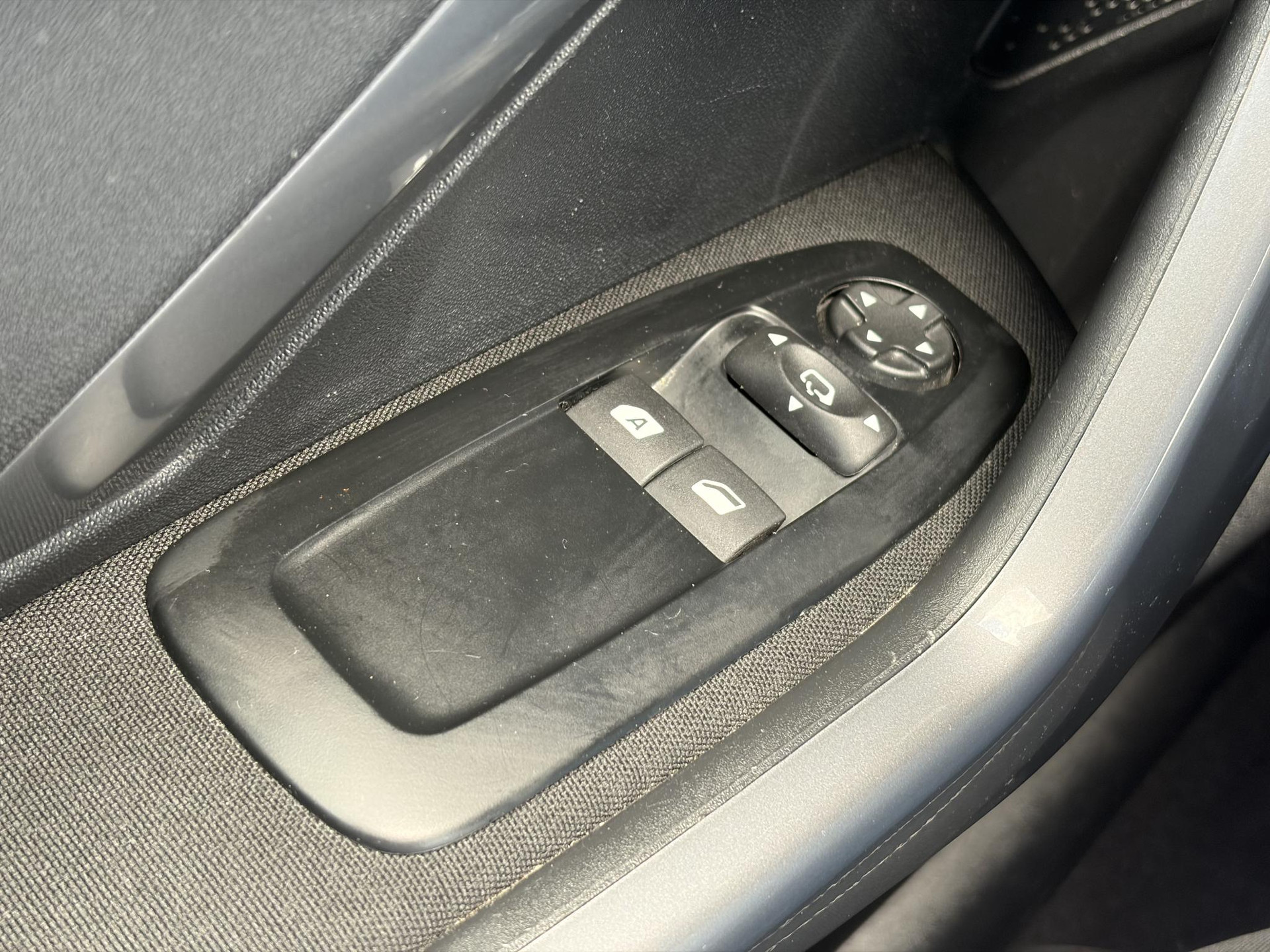 Peugeot 2008 1.2 PureTech Blue Lion D-riem vv in 2024 l Pano l Navi l 110pk l Trekhaak l Carplay l Airco l Cruise l Pdc l Recent beurt gehad l N.A.P l Apk tot 01-2027