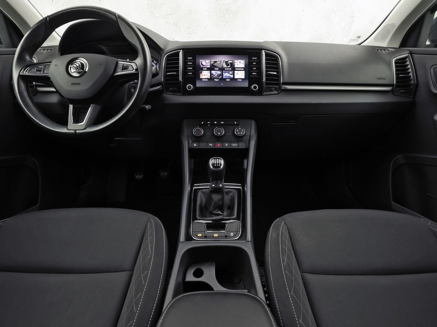 Škoda Karoq 1.5 TSI ACT Sport 150Pk (APPLE CARPLAY, CLIMATE, STOELVERWARMING, GETINT GLAS, SPORTSTOELEN, PARKEERSENSOREN, CRUISE, NIEUWSTAAT)
