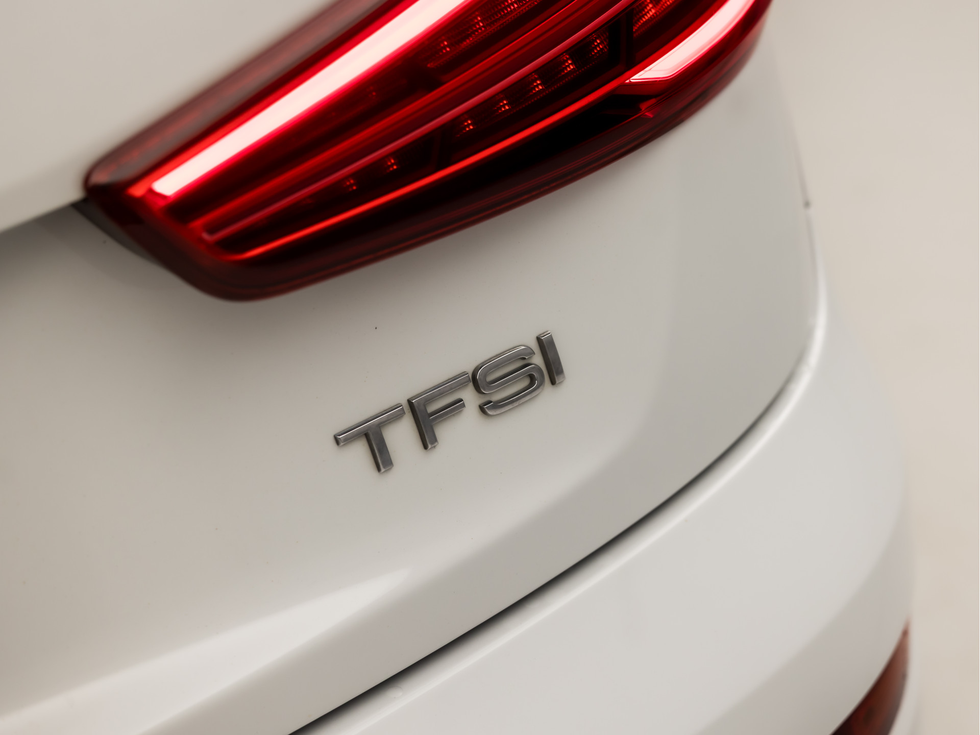 Audi Q3 1.4 TFSI S-Line Sport 150Pk Automaat (2X S-LINE, NAVIGATIE, LEDER, STOELVERWARMING, SPORTSTOELEN, GETINT GLAS, TREKHAAK, NIEUWE APK, NIEUWSTAAT)