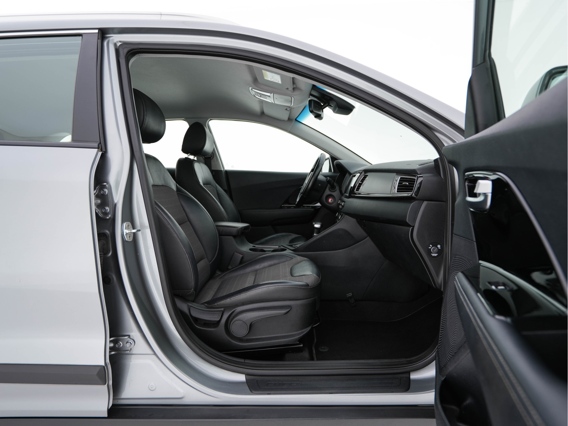 Kia Niro 1.6 GDi Hybrid ExecutiveLine Eco-Hybrid (INCL-BTW) Aut. *LEATHER-FABRIC | NAVI-FULLMAP | KEYLESS | CAMERA | COMFORTSEATS | DIGI-COCKPIT | LANE-ASSIST | ECC | CARPLAY | PDC | TOWBAR | 16''ALU*