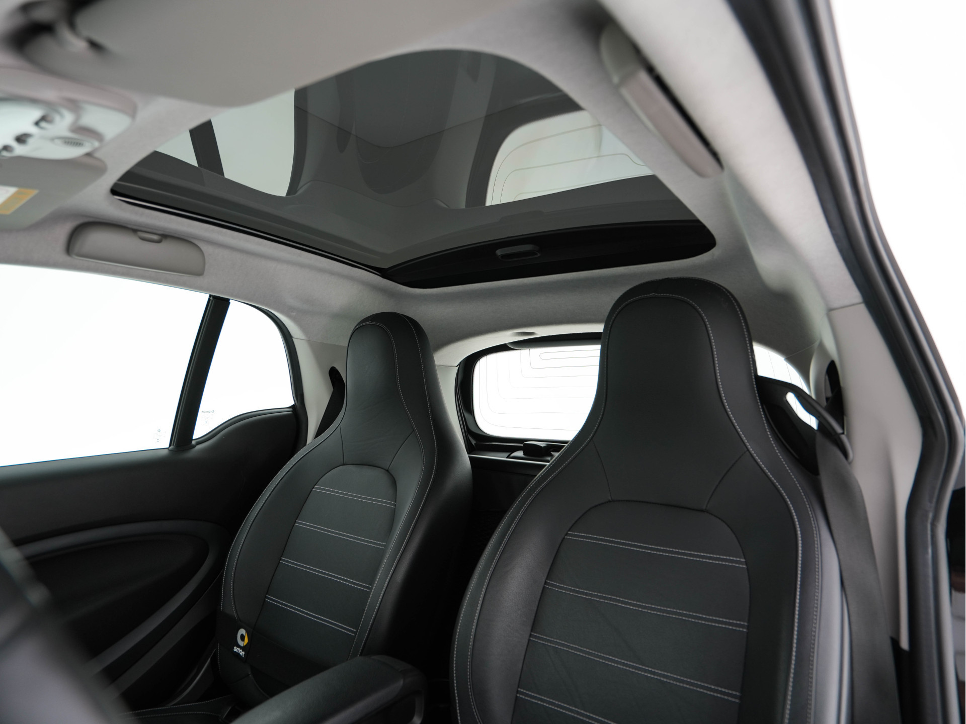 Smart fortwo EQ Business Solution 18 kWh [ 3-Fase ] ( SOH-93%) Aut. *PANO | LEATHER | NAVI-FULLMAP | CAMERA | HEATED-COMFORTSEATS | AIRCO | CRUISE | AMBIENT-LIGHT | 15''ALU*