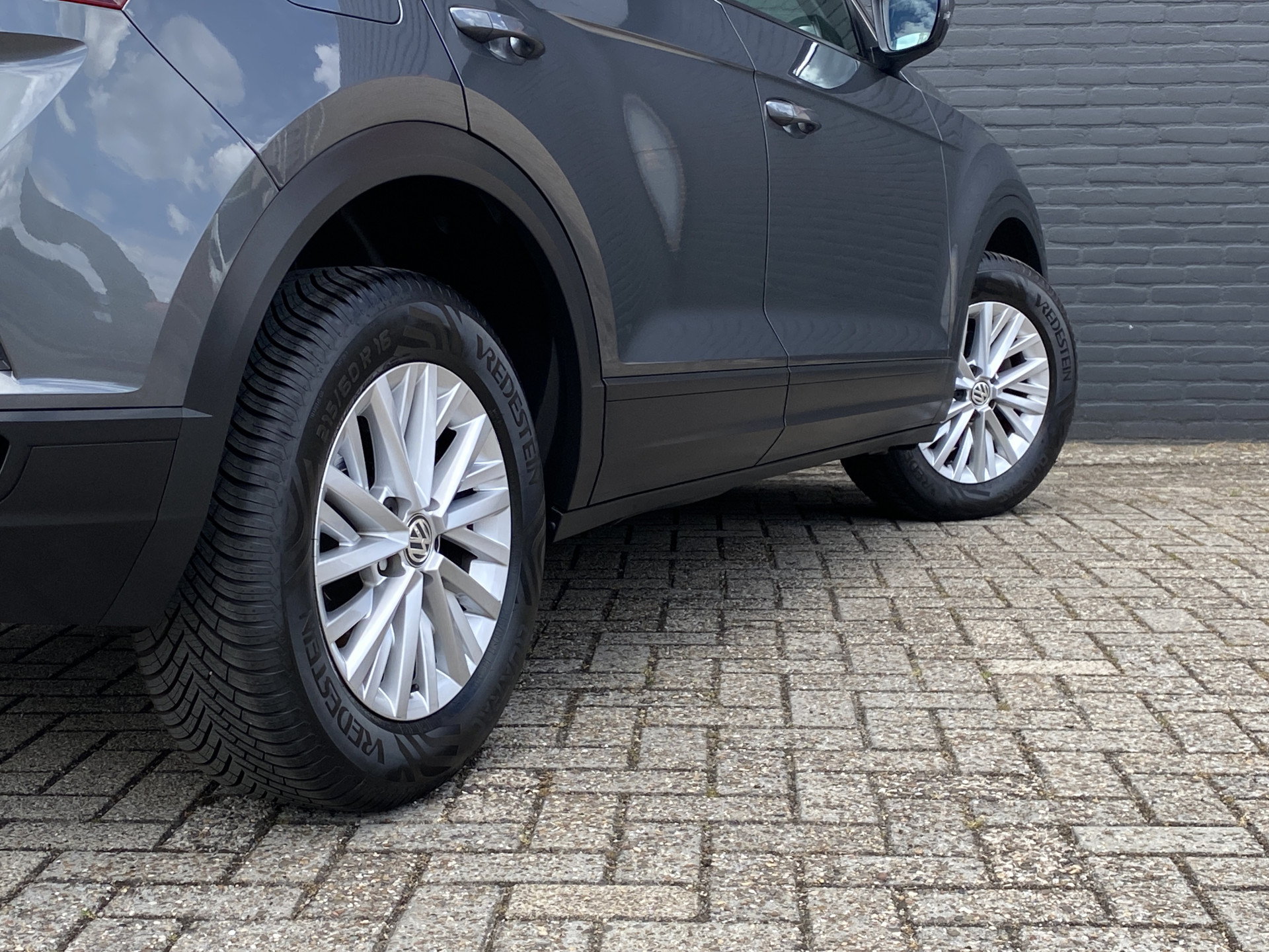 Volkswagen T-Roc 1.0 TSI Style 116 pk | adaptieve cruise control | navigatie | parkeersensoren | all season banden | climate control
