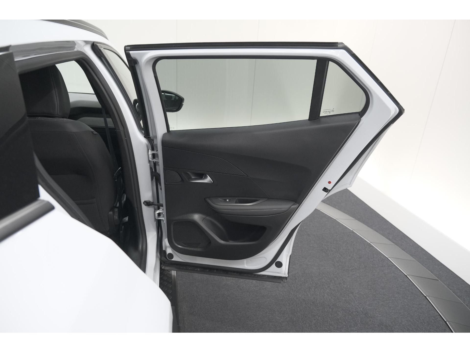 Peugeot 2008 PureTech 130 EAT8 Allure | Allseason banden | 360 Camera | Dodehoekdetectie | Apple Carplay | Stoelverwarming