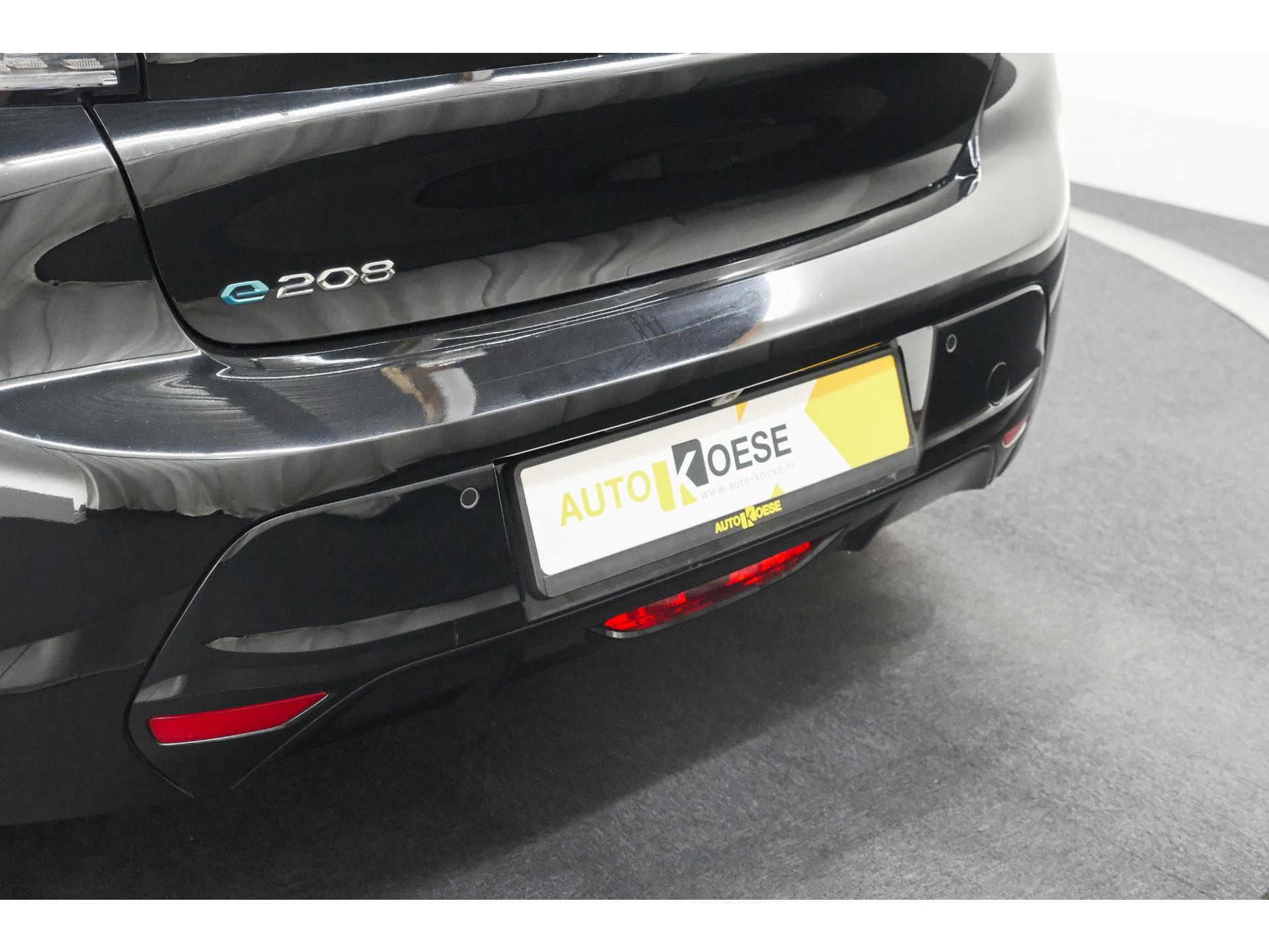 Peugeot e-208 EV Allure 50 kWh | 98,9% SOH | Camera | Navigatie | Parkeersensoren | Stoelverwarming
