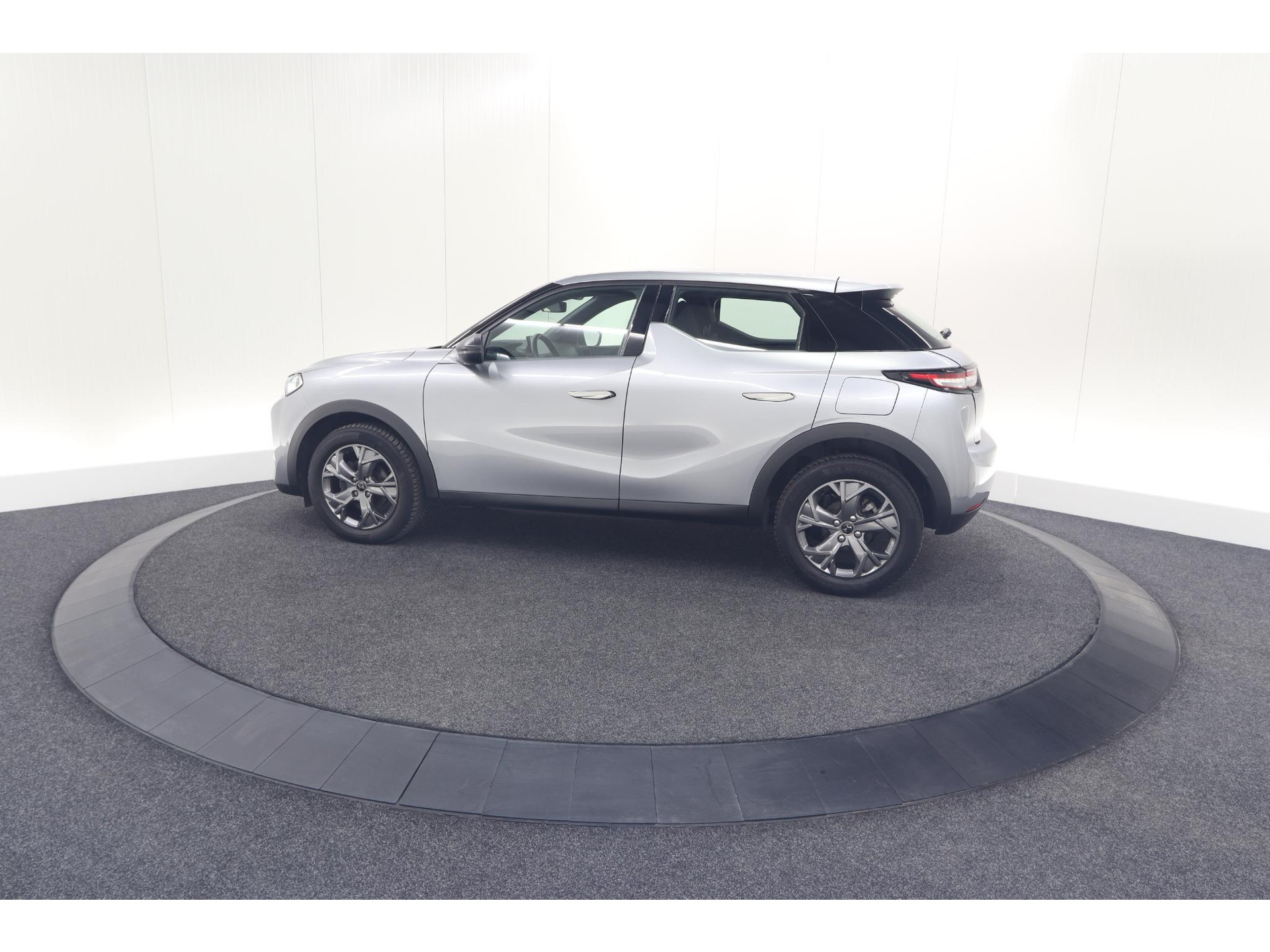 DS 3 Crossback PureTech 100 Montmartre | Parkeersensoren | Apple Carplay | Allseason Banden | Navigatie | Climate Control