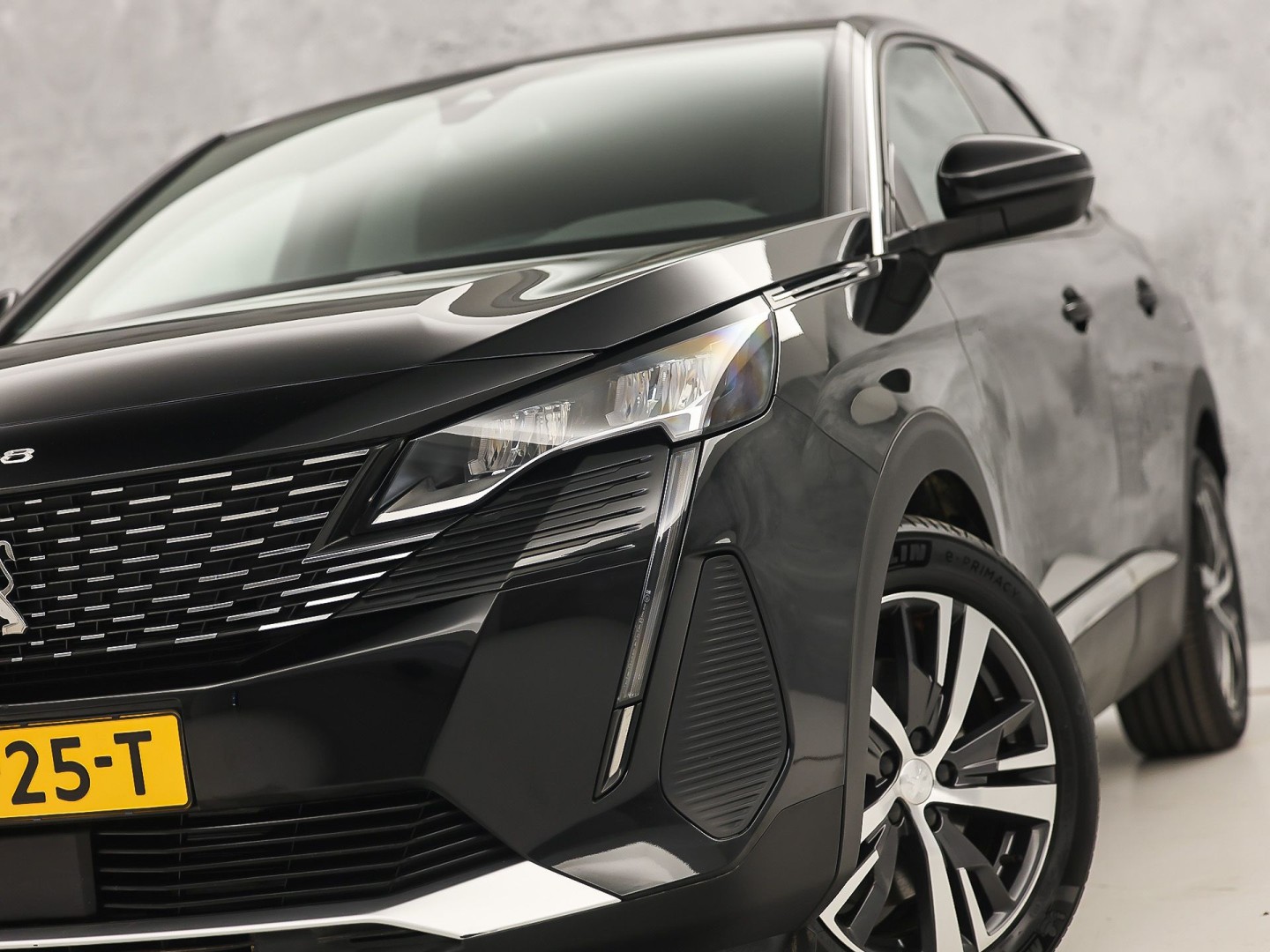 Peugeot 3008 1.6 HYbrid 225 Allure Sport 225Pk Automaat (APPLE CARPLAY, GROOT NAVI, 99% SOH, 360 CAMERA, LEDER, SPORTSTOELEN, ZWART HEMEL, GETINT GLAS, NIEUWSTAAT)