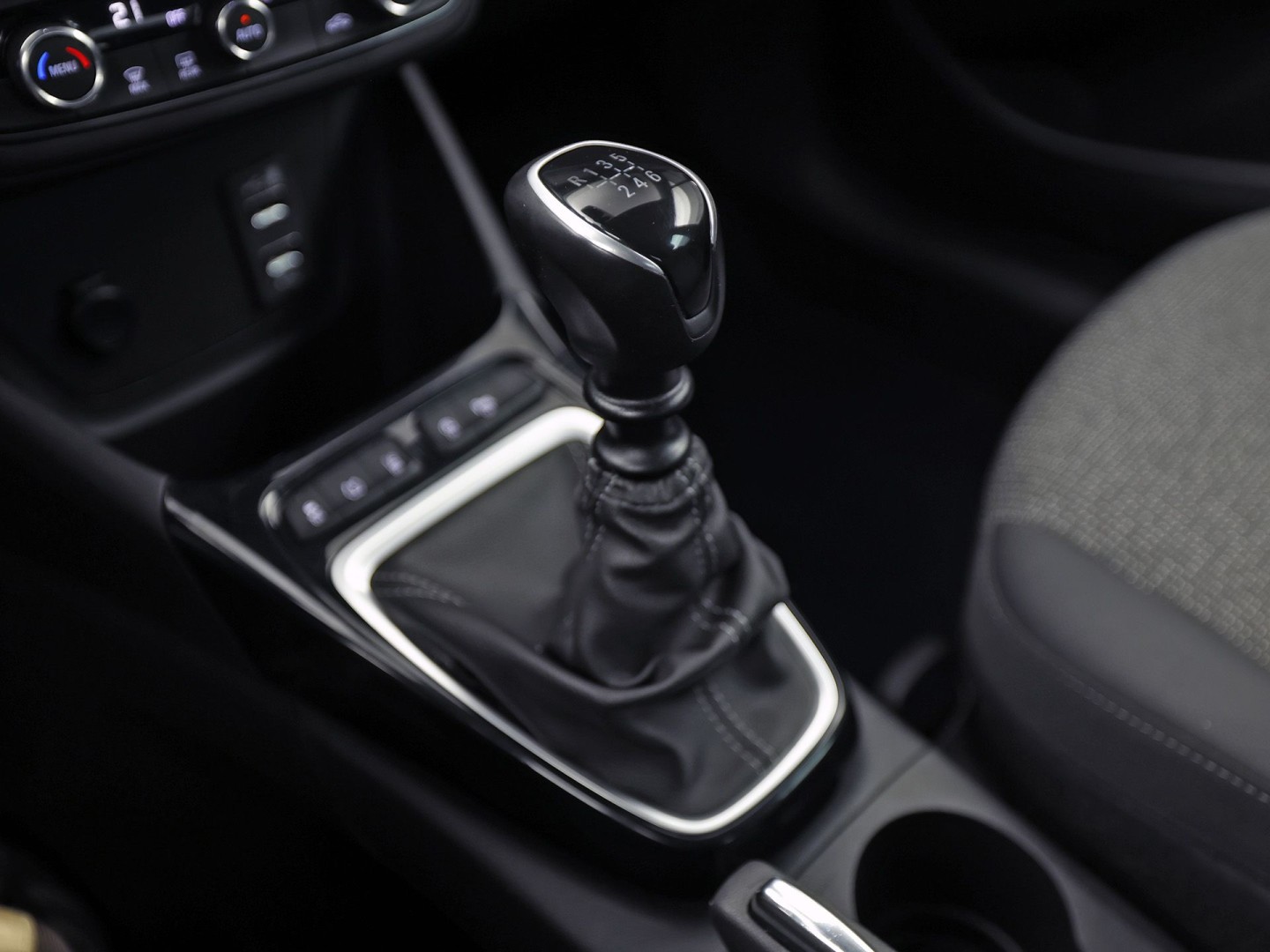 Opel Crossland 1.2 Turbo Elegance (APPLE CARPLAY, GROOT NAVI, CLIMATE, STUUR/STOELVERWARMING, SPORTSTOELEN, TREKHAAK, GETINT GLAS, CRUISE, NIEUWSTAAT)