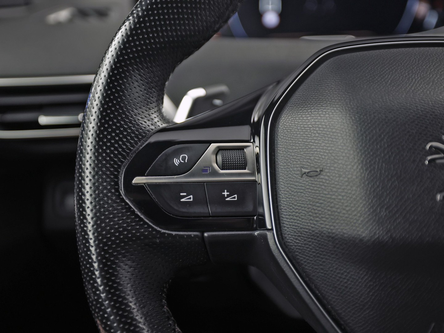 Peugeot 3008 1.6 e-THP GT Line 165Pk Automaat (APPLE CARPLAY, PARELMOER, GROOT NAVI, GETINT GLAS, KEYLESS, SPORTSTOELEN, PARKEERSENSOREN, ZWART HEMEL, NIEUWSTAAT)