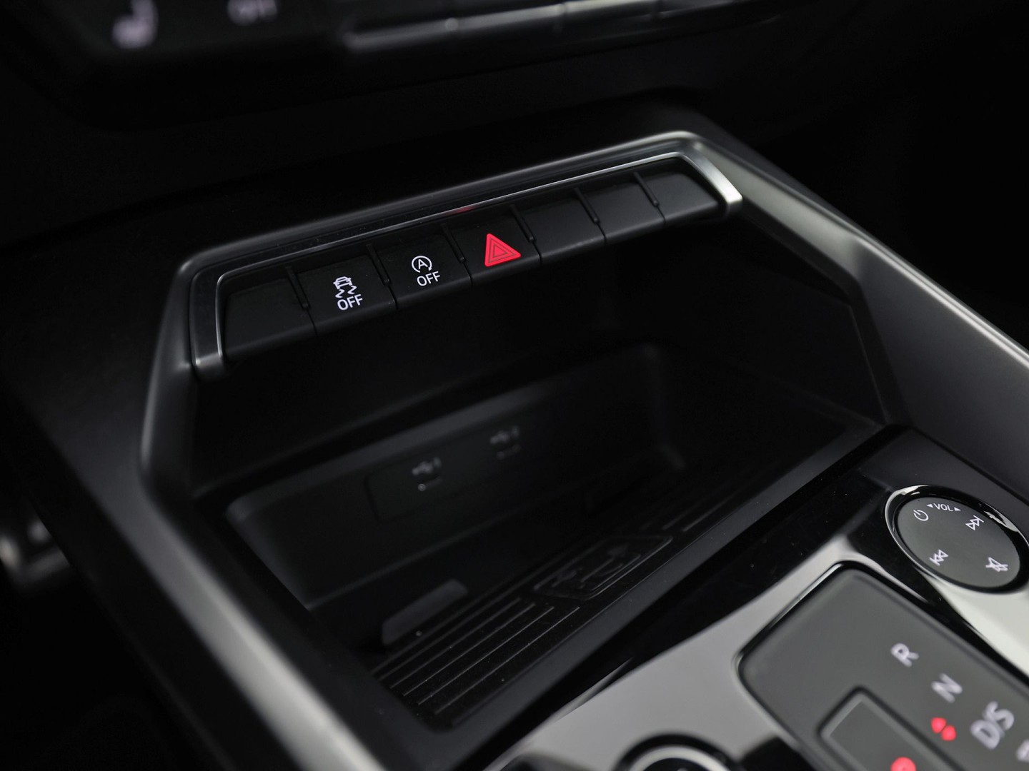 Audi A3 Sportback 30 TFSI S-Line Automaat (2X S-LINE, APPLE CARPLAY, STOELVERWARMING, PLAT S-LINE SPORTSTUUR, GETINT GLAS, SPORTSTOELEN, PARKEERSENSOREN, NIEUWSTAAT)