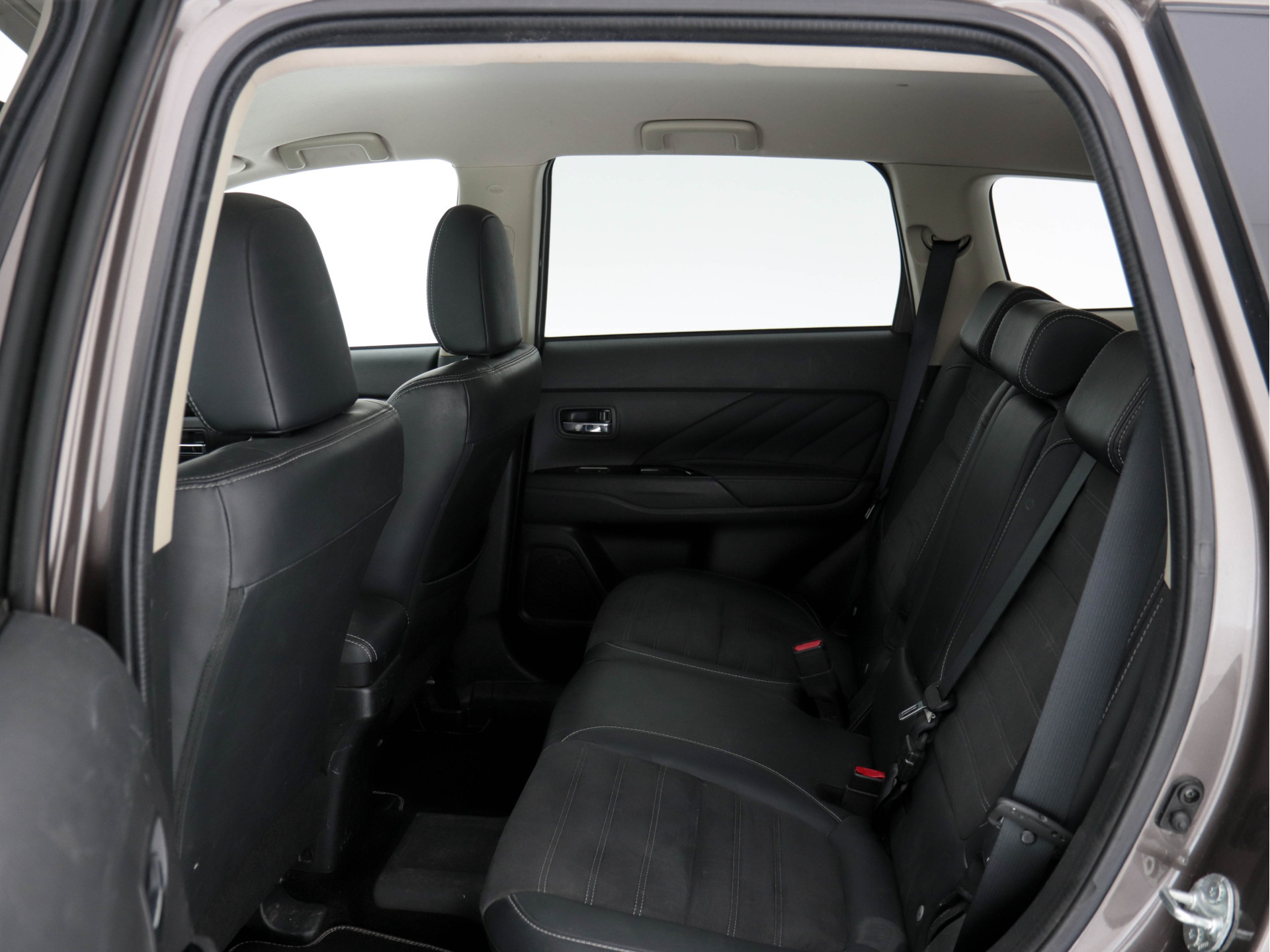 Mitsubishi Outlander 2.0 Plug-in Hybrid AWD (INCL-BTW)  *MICROFIBRE-LEATHER | NAVI-FULLMAP | KEYLESS | DAB | CAMERA | ECC | CRUISE | CARPLAY | PRIVACY-GLASS | TOWBAR | SHIFT-PADDLES | 16"ALU*