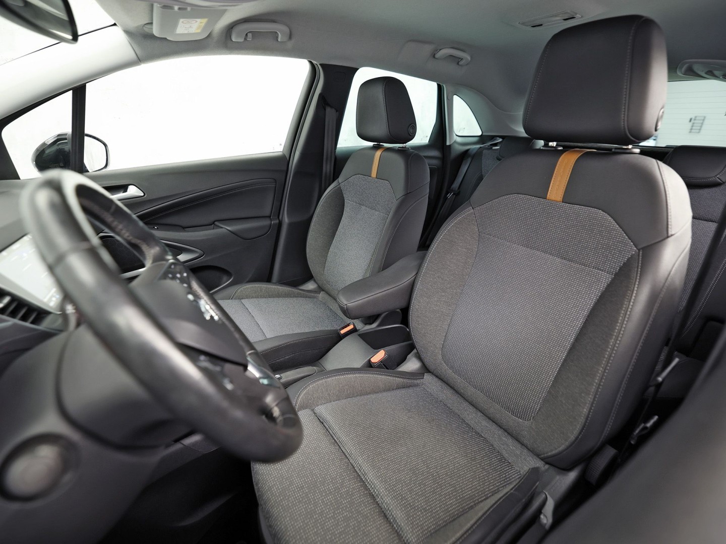 Opel Crossland 1.2 Turbo Elegance (APPLE CARPLAY, GROOT NAVI, CLIMATE, STUUR/STOELVERWARMING, SPORTSTOELEN, TREKHAAK, GETINT GLAS, CRUISE, NIEUWSTAAT)