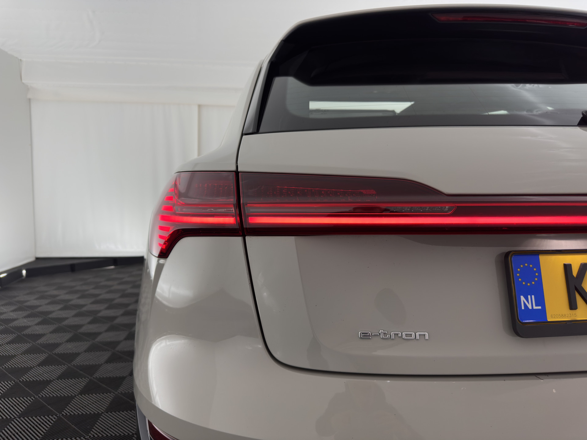 Audi e-tron 55 quattro advanced 95 kWh [ 3-Fase ] (INCL-BTW) *PANO | LUXURY-LEATHER | ADAPTIVE-CRUISE | FULL-LED | DIGI-COCKPIT | KEYLESS | MEMORY-PACK | AIR-SUSPENSION | CAMERA | AMBIENT-LIGHT |  NAVI-FULLMAP | SHIFT-PADDLES | DAB+ | COMFOR