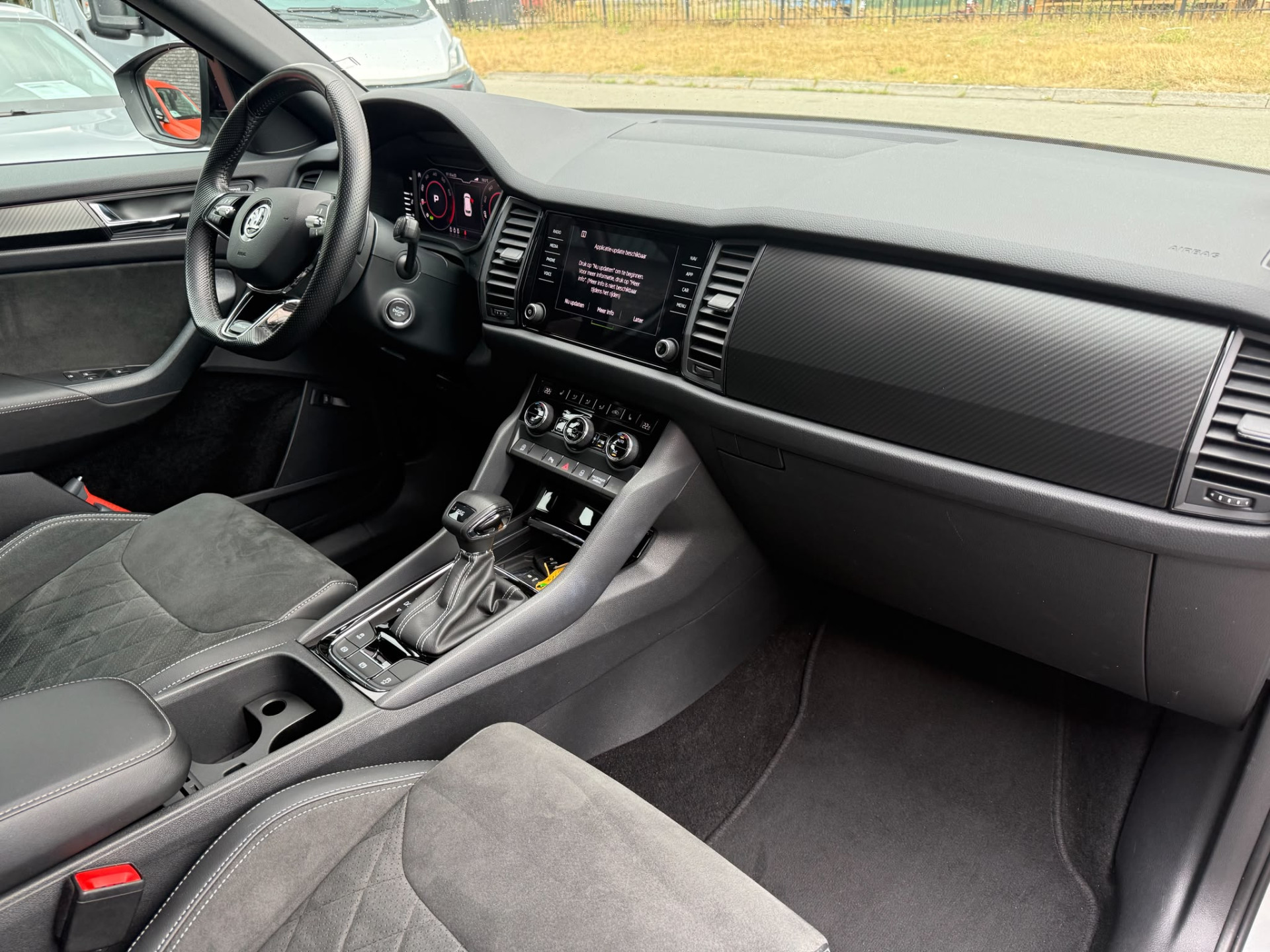 ŠKODA Kodiaq 1.5 TSI Sportline Business | 1E EIGENAAR | 3/6/12 MND GARANTIE | AUTOMAAT | PANO | LED | DAB | MEMORY | CARPLAY | DIGITAAL COCKPIT | TREKHAAK |