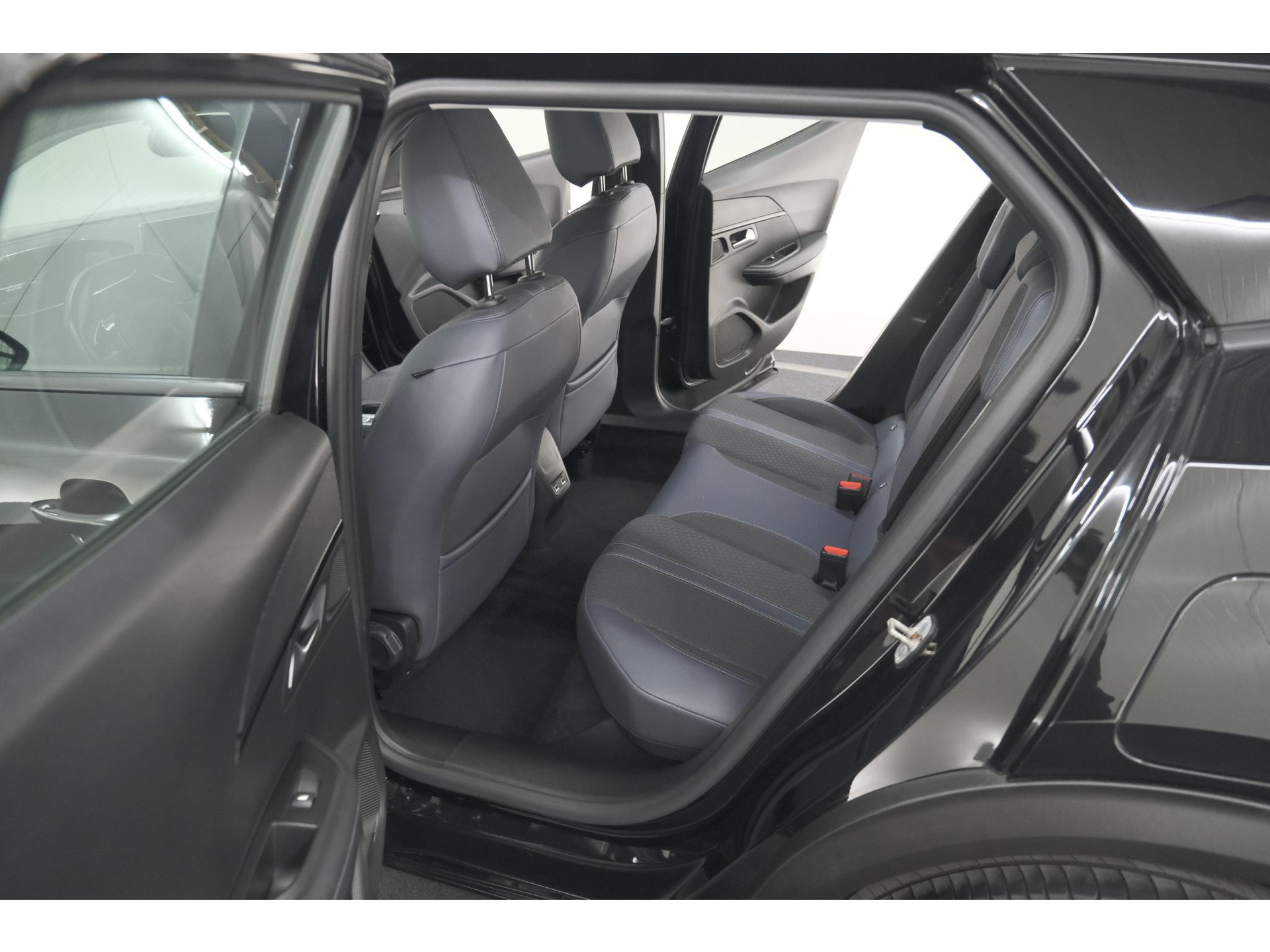 Peugeot 2008 PureTech 130 Blue Lease Allure | Camera | Apple Carplay | Parkeersensoren | Climate Control