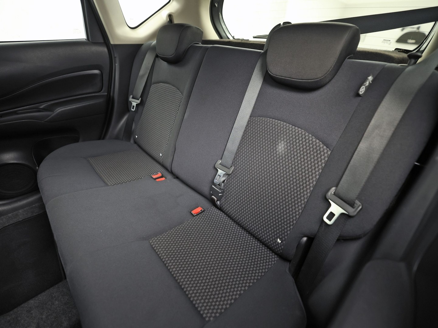 Nissan Note 1.2 Sport (AIRCO, GETINT GLAS, LM VELGEN, SPORTSTOELEN, CRUISE, NIEUWE APK, NIEUWSTAAT)