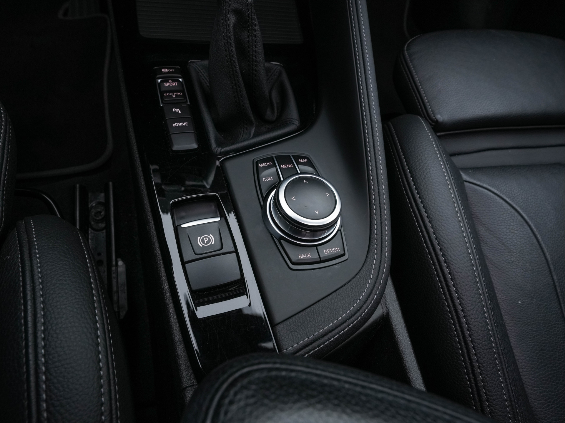 BMW X1 xDrive25e Sportline Business Edition Plus (Plug-In) (INCL-BTW) Aut. *PANO | LEATHER | FULL-LED | HEATED-SPORTSEATS | HIFI-SYSTEM | CAMERA | PRIVACYGLASS | NAVI-FULLMAP | ECC | HEAD-UP | PDC | KEYLESS | DAB | CRUISE | TOWBAR | AMBIENTLIGHT | 18