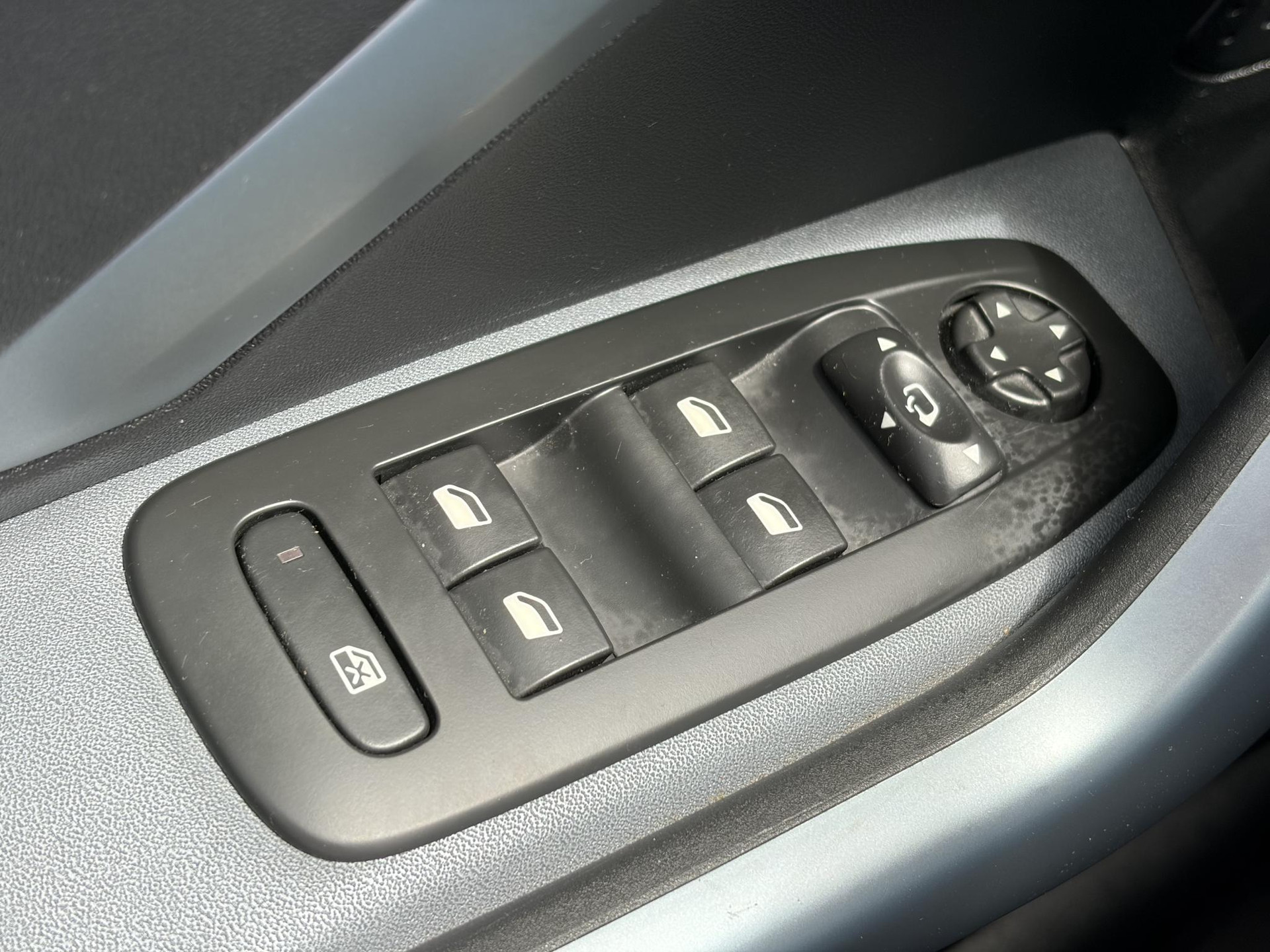 Peugeot 208 1.2 PureTech Allure D-riem vv in 2022,2e Eigenaar,110pk,Dealer Onderhouden,Pano,Carplay,Camera,Clima,Cruise,5 Deurs,Halfleder,Pdc,N.A.P,Lm velgen,Apk tot 05-2027