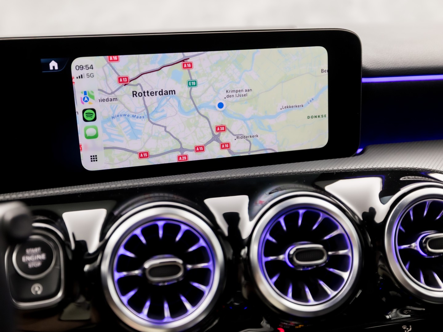 Mercedes-Benz A-Klasse 180 AMG Line Automaat (FABRIEKSGARANTIE, APPLE CARPLAY, GROOT NAVI, SFEERVERLICHTING, CAMERA, KUIPSTOELEN, STOELVERWARMING, GETINT GLAS, NIEUWSTAAT)