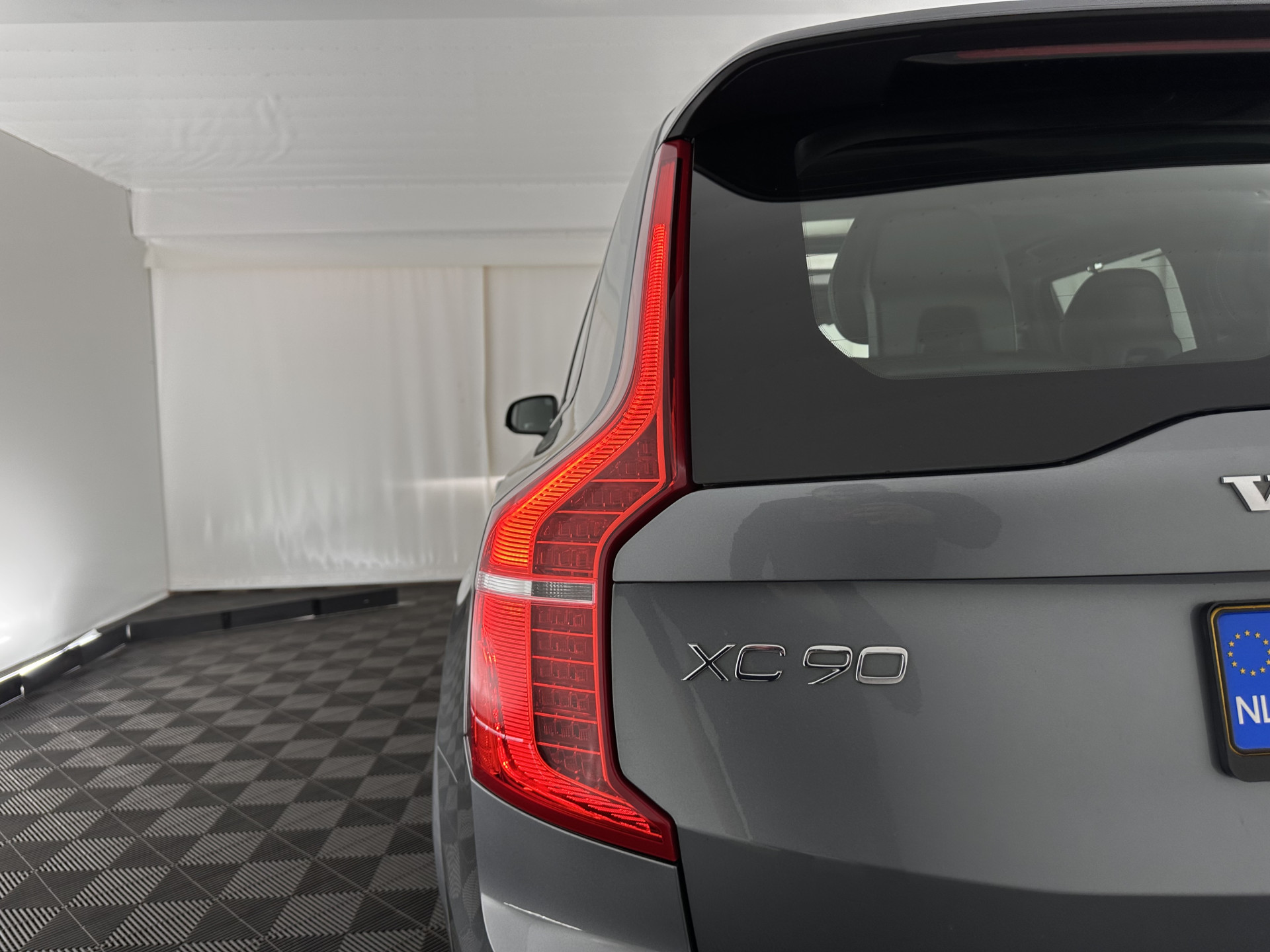 Volvo XC90 2.0 T8 R-Design Twin Engine AWD [ 7-Pers. ] (Plug-In) Aut. *PANO | LEATHER-ALCANTARA | FULL-LED | MEMORY-PACK | DIGI-COCKPIT | NAVI-FULLMAP | CARPLAY | ECC | HEATED-SPORTSEATS | LANE-ASSIST | PDC | HEAD-UP | TOWBAR | 20"ALU*