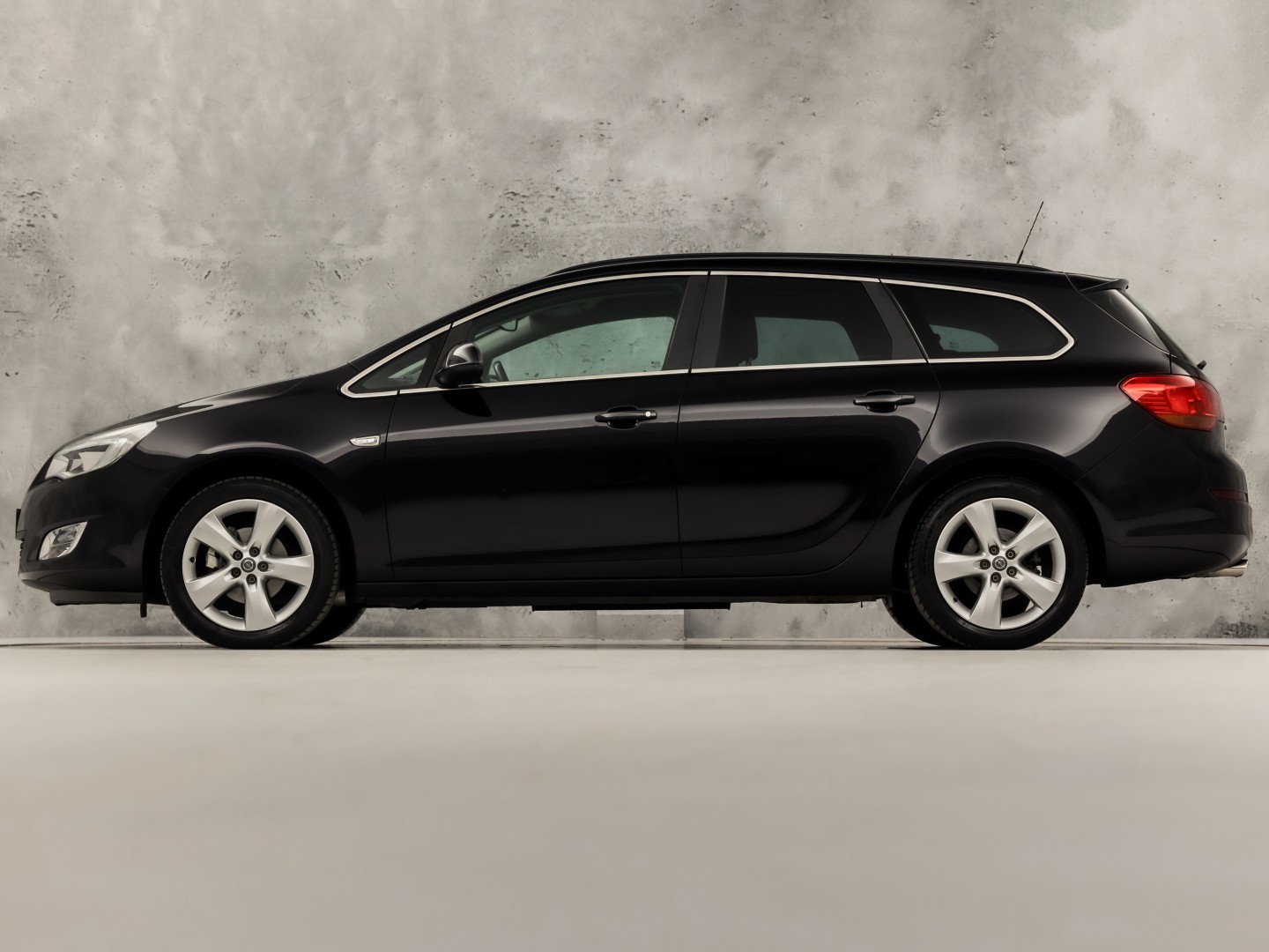 Opel Astra Sports Tourer 1.4 Turbo Sport (AIRCO, CRUISE, GETINT GLAS, SPORTSTOELEN, LM VELGEN, NIEUWE APK, NIEUWSTAAT)