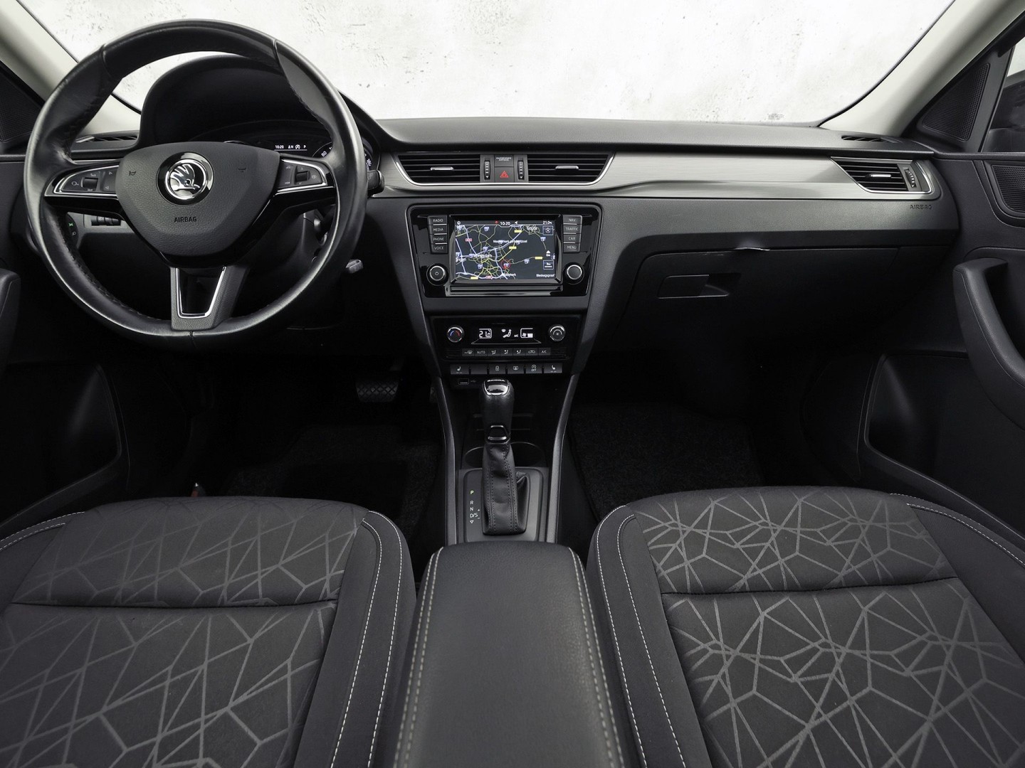 Škoda Rapid Spaceback 1.0 TSI Sport Automaat (PANORAMADAK, NAVIGATIE, CLIMATE, STOELVERWARMING, SPORTSTOELEN, GETINT GLAS, CRUISE, PARKEERSENSOREN, NIEUWSTAAT)