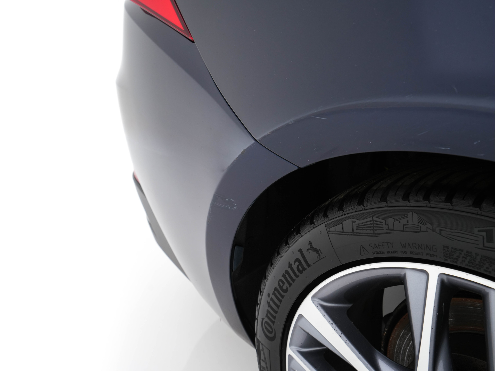 Lexus IS 300h Hybrid Business Line Aut. *PANO | LEATHER-MICROFIBRE | FULL-LED | NAVI-FULLMAP | HEATED-COMFORTSEATS | CAMERA | ECC | SHIFT-PADDLES | PDC | CRUISE | 17''ALU*