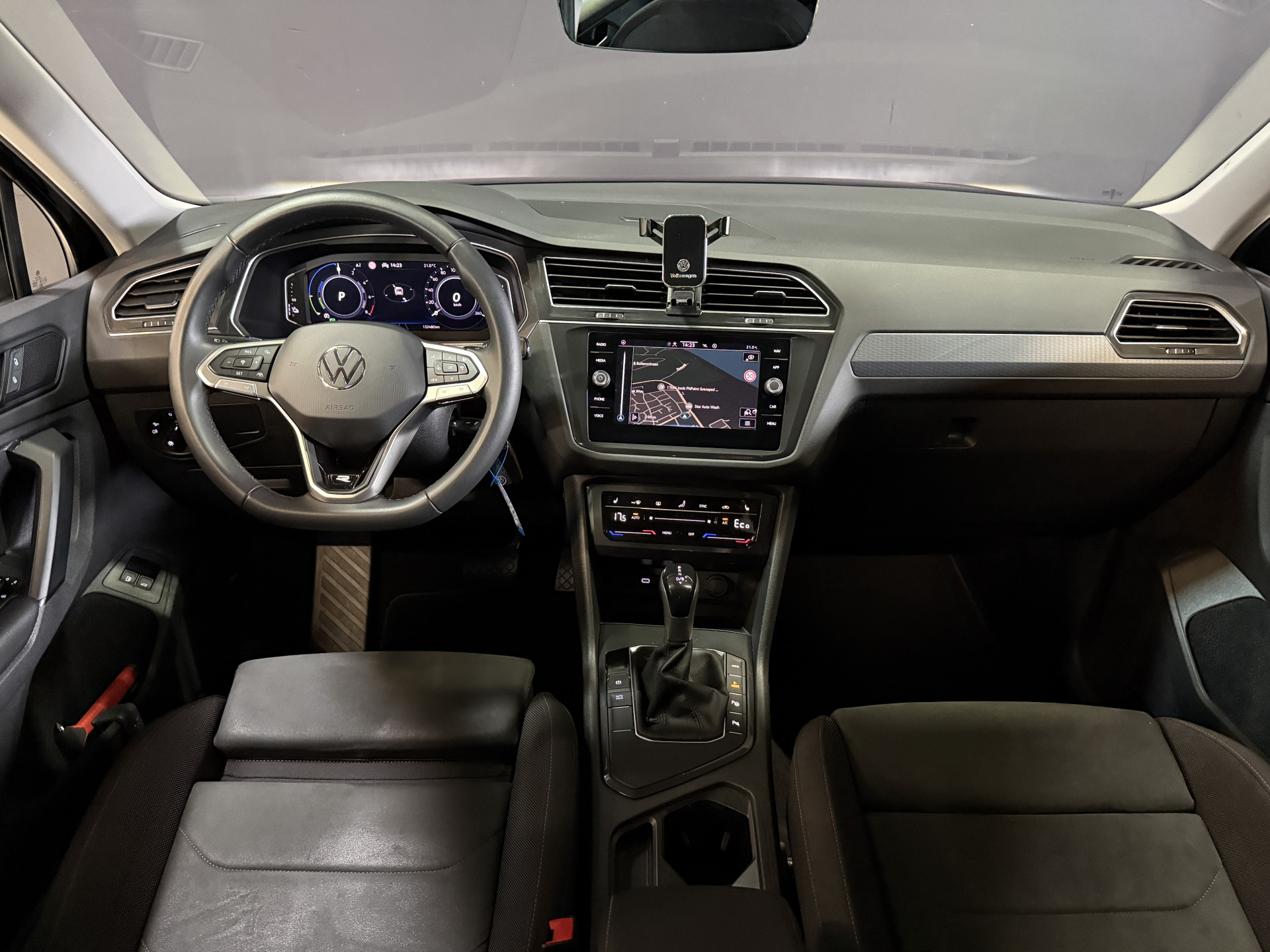 Volkswagen Tiguan 1.4 TSI eHybrid R-Line Business+ | Camera | Stoelverwarming | Dodehoeksensoren