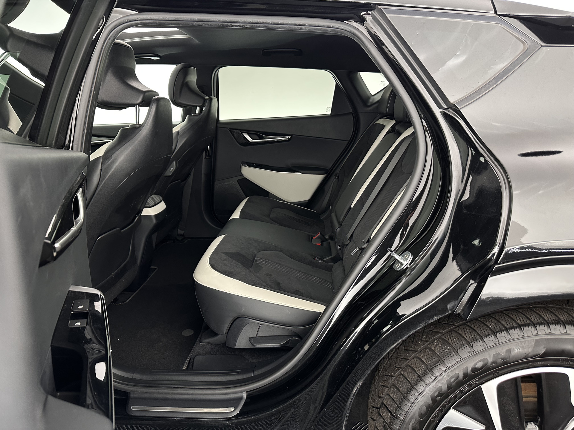 Kia EV6 GT-Line 77.4 kWh (INCL-BTW) *AUT | PANO | HEAD-UP | LEATHER-ALCANTARA | ADAPTIVE-CRUISE | DIGI-COCKPIT | MERIDIAN-AUDIO | MEMORY-PACK | FULL-LED | KEYLESS | TOP-VIEW | DAB | BLIND-SPOT | NAVI-FULLMAP | PRIVAC