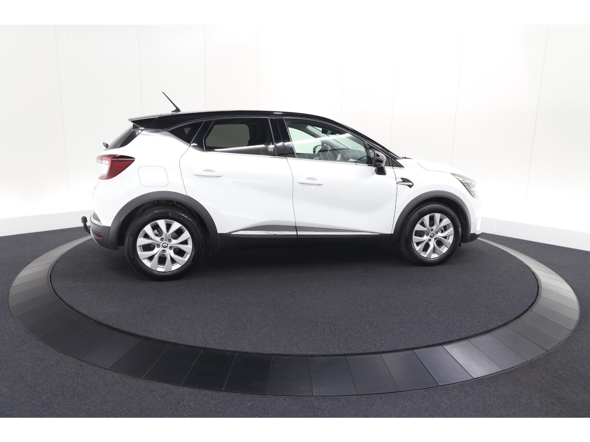 Renault Captur 1.6 E-Tech Hybrid 145 Intens | Trekhaak | Camera | Stoelverwarming | Navigatie