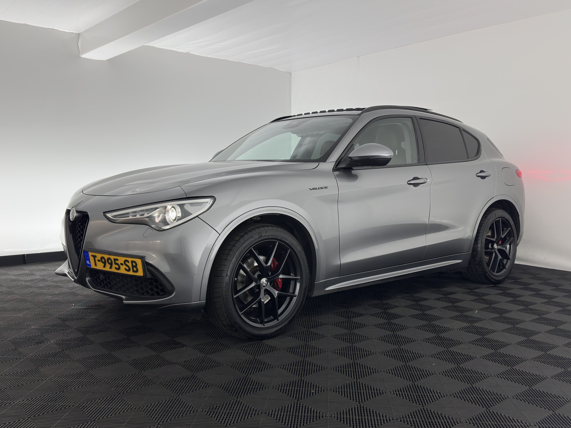 Alfa Romeo Stelvio 2.0 T Veloce AWD B-Tech Business Edition Aut. *PANO | LEATHER | XENON | ADAPTIVE-CRUISE | MEMORY-PACK | BLIND-SPOT | HEATED-SPORTSEATS | CAMERA | DAB+ | KEYLESS | SHIFT-PADDLES | PRIVACY-GLASS | NAVI-FULLMAP | TOWBAR | 20''