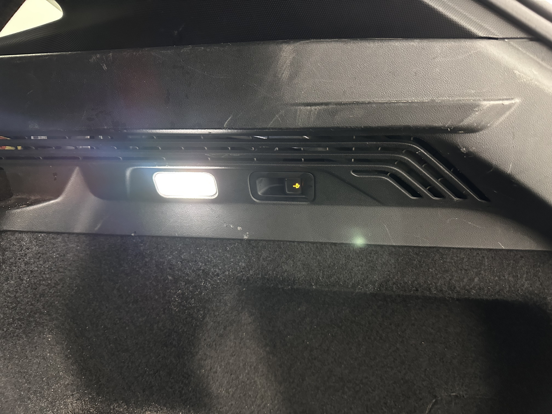 Volkswagen ID.4 First 77 kWh [ 3-Fase-11kW ] {SOH-83%} (INCL-BTW) *LEATHER-MICROFIBRE | FULL-LED | ADAPTIVE-CRUISE | HEATED-COMFORTSEATS | DIGI-COCKPIT | AMBIENTLIGHT | NAVI-FULLMAP | PDC | TOWBAR | PRIVACY-GLASS | CAMERA | 20''ALU*