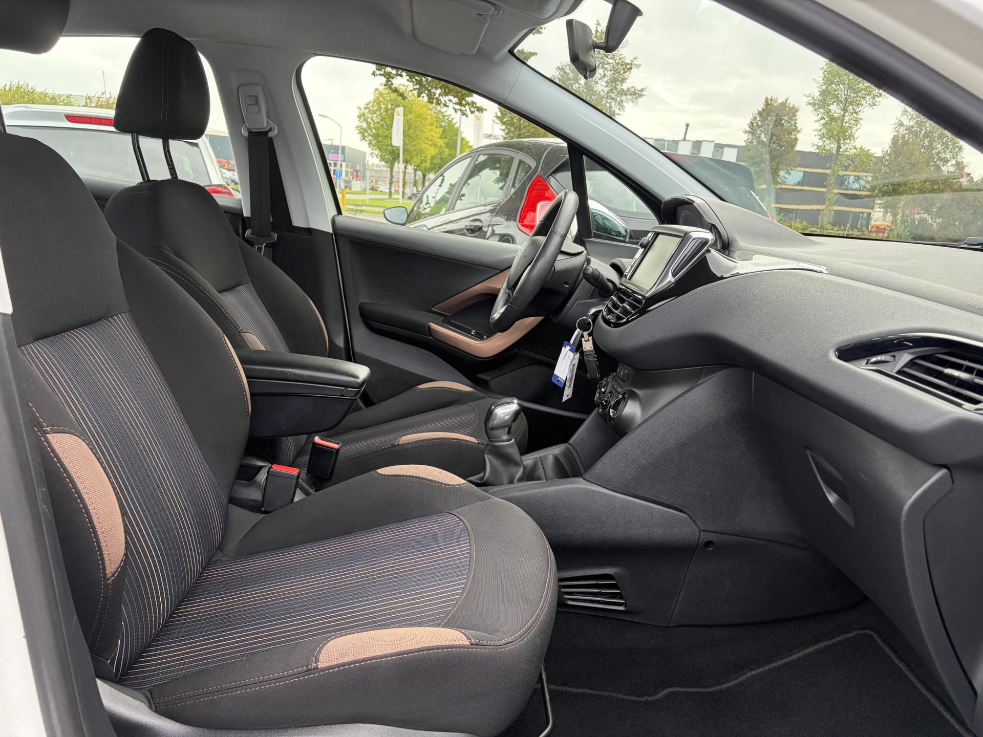 Peugeot 208 1.2 VTi Urban Soul ✓1e Eigenaar✓Trekhaak✓Navi✓Airco✓Cruise✓Pdc✓Lm velgen✓5 Deurs✓Zeer Zuinig✓N.A.P✓Apk tot 03-2027